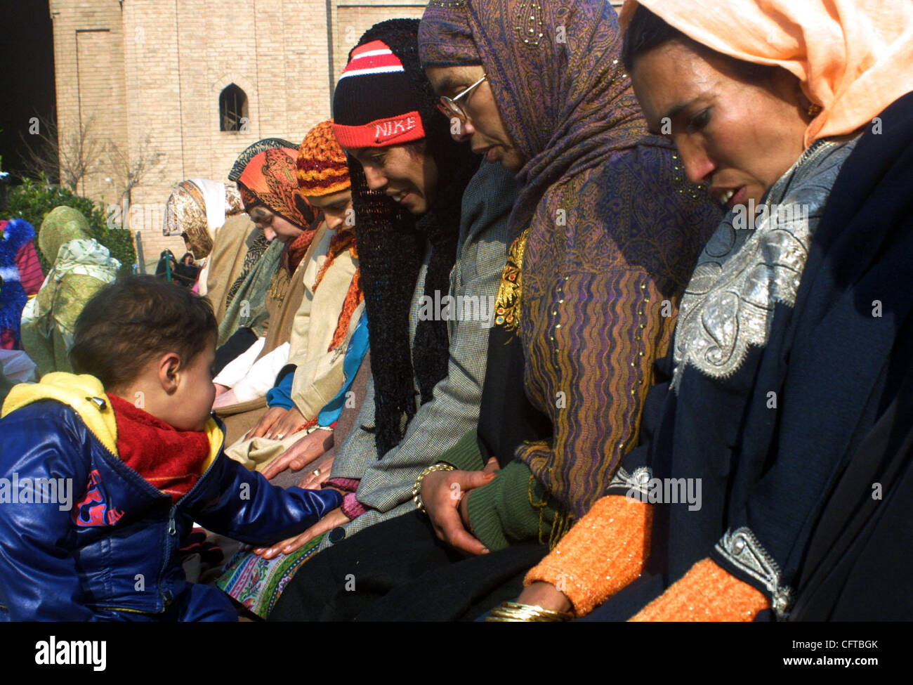 Kashmir donne musulmane pregare durante Eid Ul Adha celebrazioni a Jamia Masjid nel Kashmir India su 01 Jan 2007.Eid è stata celebrata in tutto il mondo di oggi. Foto/ALTAF ZARGAR. Foto Stock