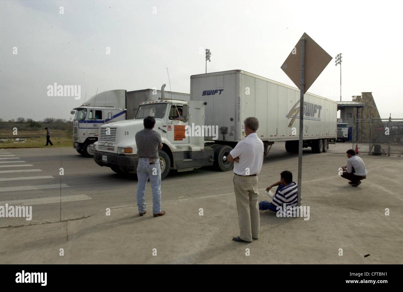 Jan 01, 2007 - Laredo, Texas, USA - L'accordo di libero scambio nordamericano (NAFTA), i cui membri sono il Canada, il Messico e gli Stati Uniti. Esso è entrato in vigore il 1 gennaio 1994 e (come 2008) rimane il più grande blocco commerciale del mondo in termini di PIL combinato dei suoi membri. Nella foto: Pass Foto Stock