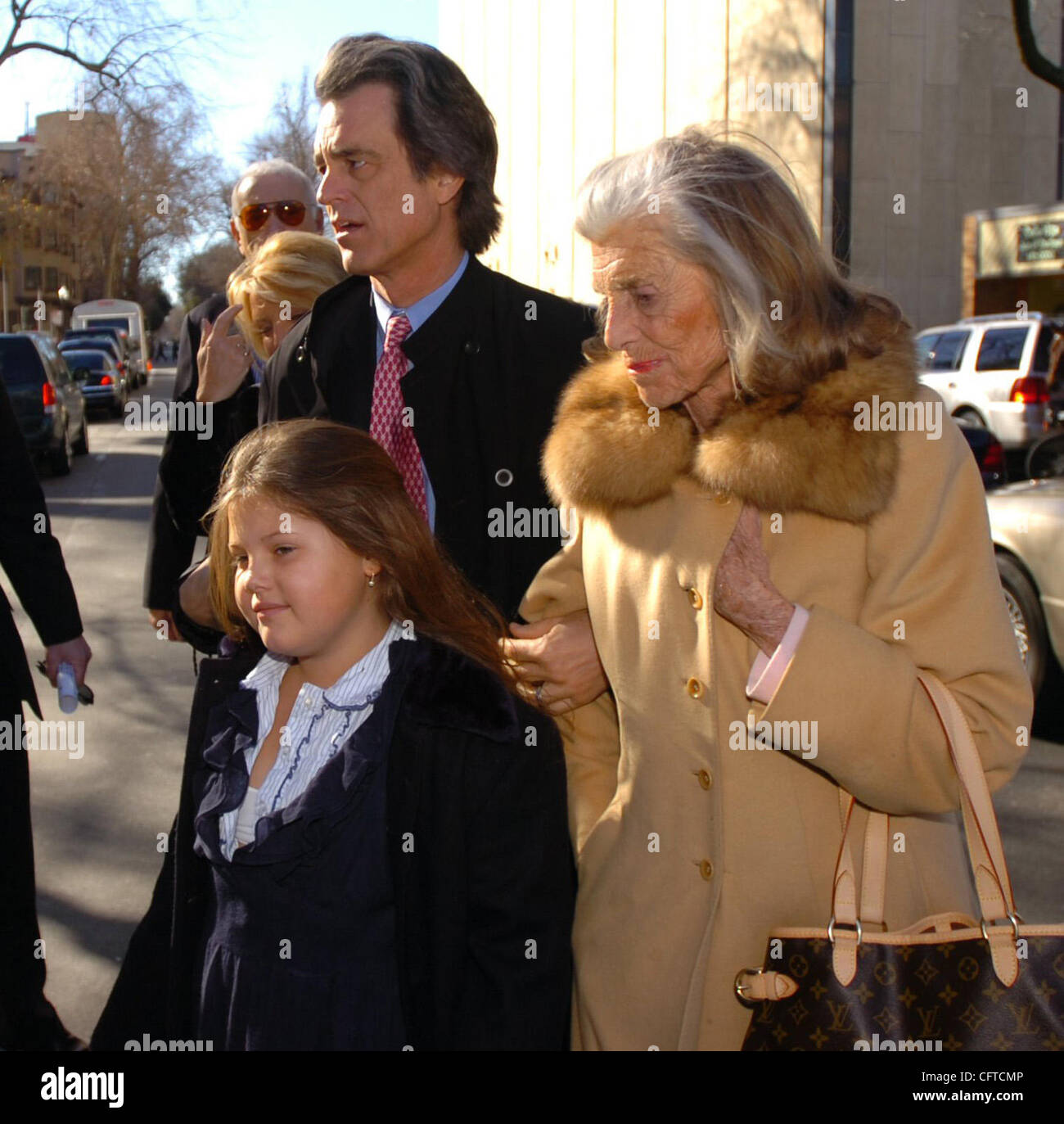 Bobby Shriver, sinistra, fratello di Maria Shriver conduce la sua madre Eunice Shriver e figlia Tasha, in governatore Arnold Schwarzenegger's inaguration Venerdì 5 Gennaio 5, 2007 at Sacramento's Memorial Auditorium. ( Il Sacramento Bee Hector Amezcua ) Foto Stock