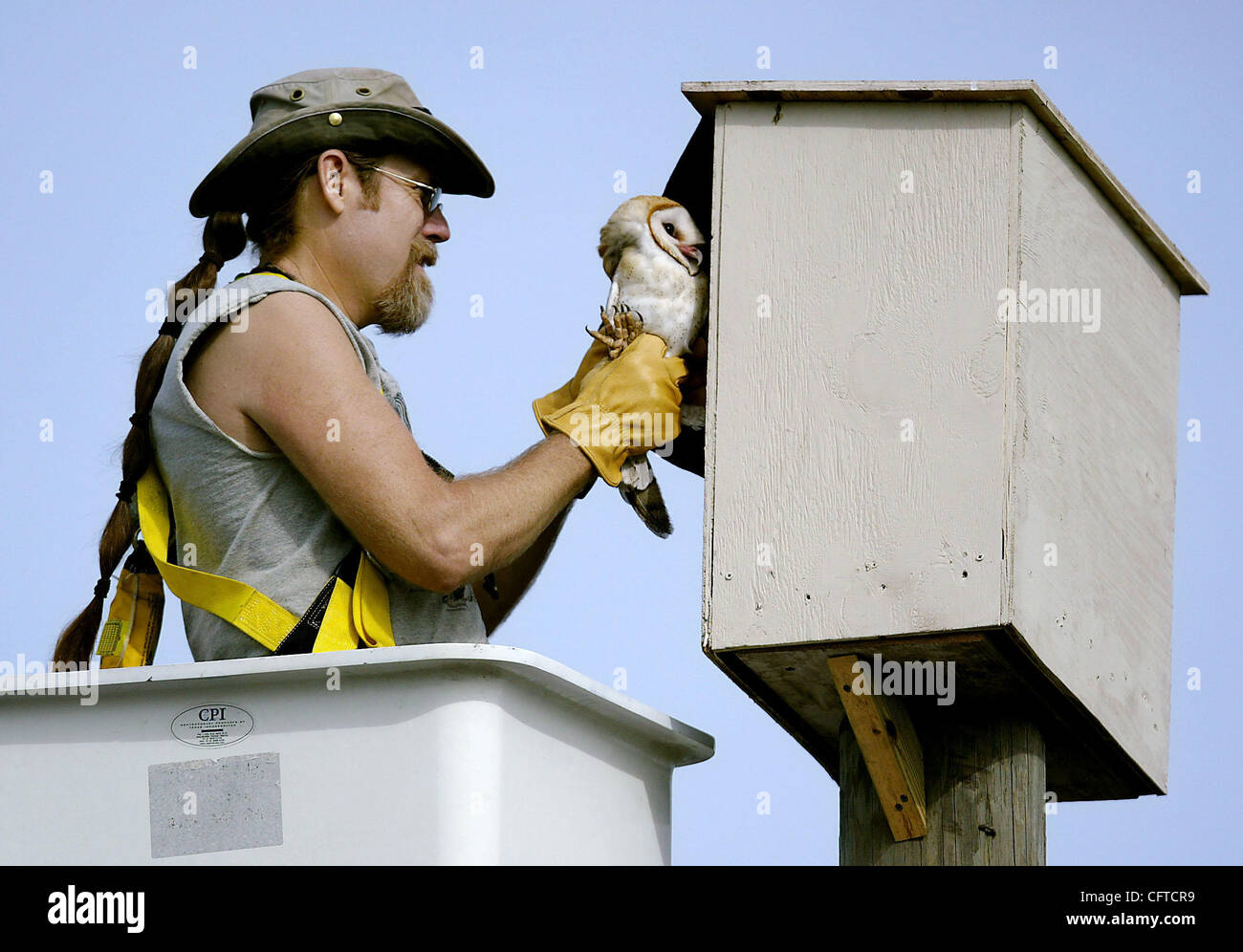 010507 tc incontrato 4di7 owl Meghan McCarthy/Palm Beach post 0031999A CLO-Palm City-With l aiuto di una benna carrello, Treasure Coast Centro faunistico(centro Preferisce essere chiamato questo e non il vecchio nome Treasure Coast Wildlife Hospital) direttore dell'istruzione Tim Brown si muove un giovane barbagianni in un Foto Stock