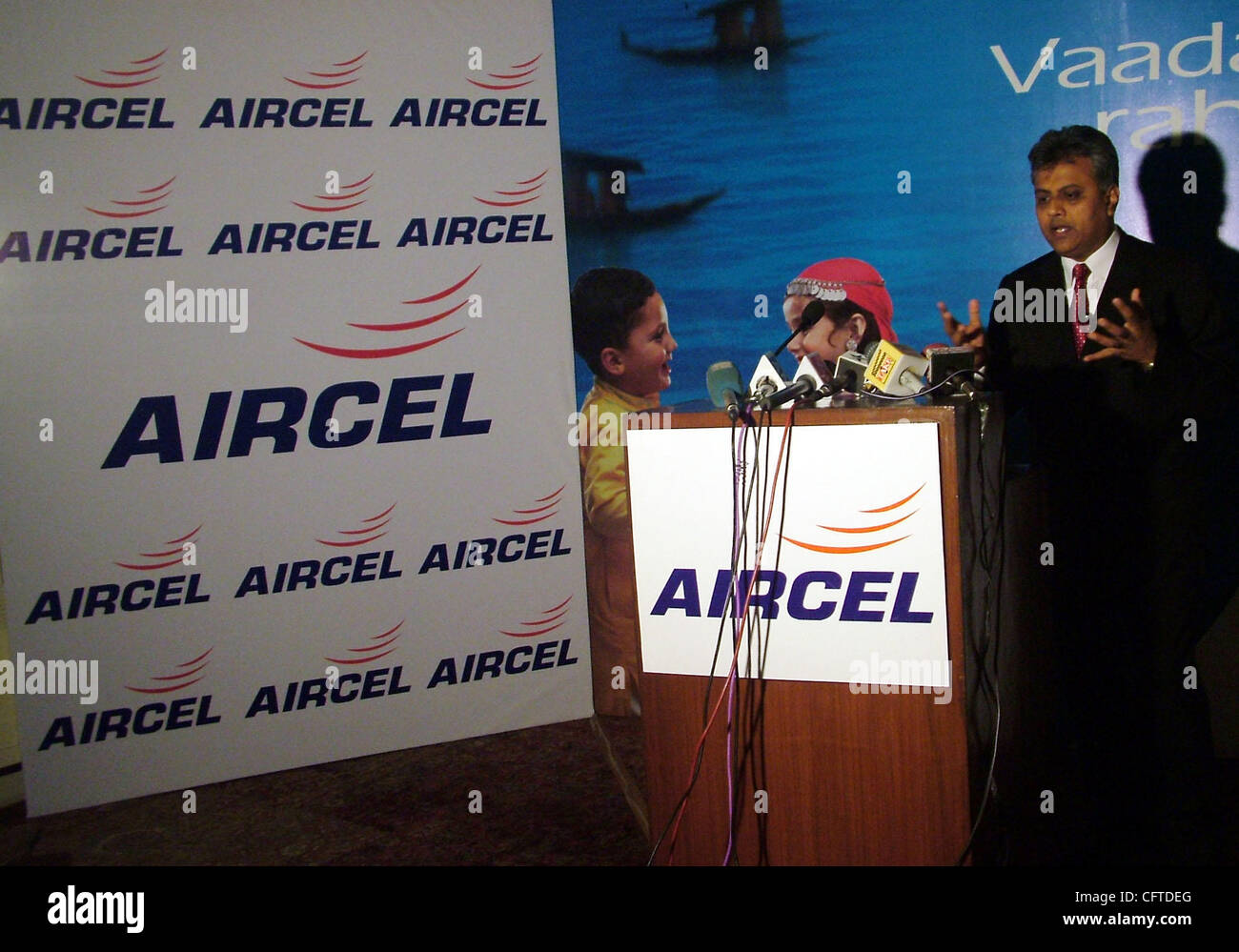 Ceo Norh e zona est Rohit Chandra mostra il logo della sua società di telefonia mobile(AIRCEL) durante inaugration di aircel le schede SIM prepagate nel Kashmir India il 08 Gen 2007. Foto/ALTAF ZARGAR Foto Stock