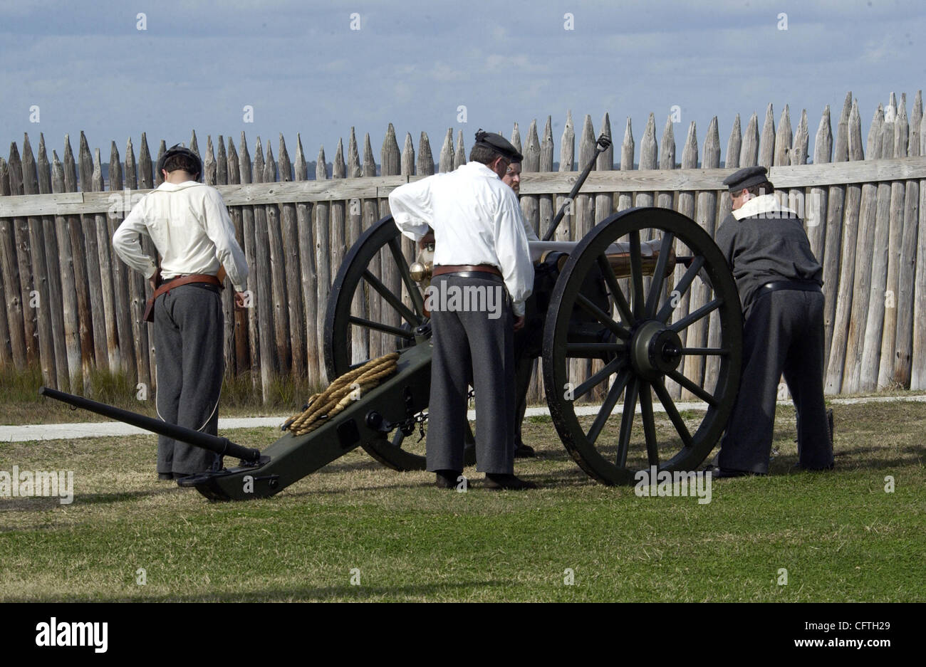 Gen 13, 2007; Fort Fisher, NC, Stati Uniti d'America; i soldati stand con i loro cannoni per celebrare il 142th anniversario della guerra civile battaglia che ha avuto luogo a Fort Fisher situato in Kure Beach, NC. Credito: Foto di Jason Moore (©) Copyright 2007 da Jason Moore Foto Stock