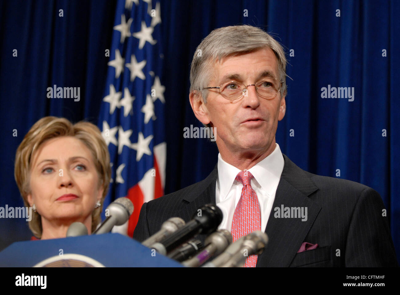 Jan 17, 2007; Washington, DC, Stati Uniti d'America; Rappresentante JOHN MCHUGH (R-NY) parla con i giornalisti circa il suo viaggio in Iraq e in Afghanistan con i senatori HILLARY CLINTON (D-NY) e Evan Bayh (D-A). Credito: Foto di Mark Murrmann/ZUMA premere. (©) Copyright 2007 by Mark Murrmann Foto Stock