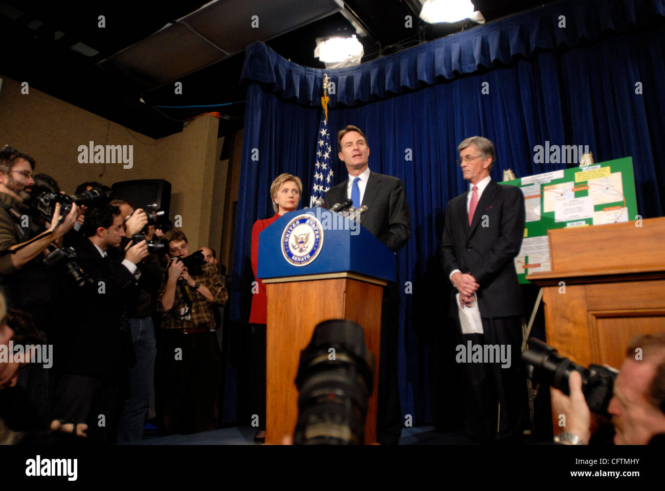 Jan 17, 2007; Washington, DC, Stati Uniti d'America; il senatore EVAN BAYH (D-A) parla con i giornalisti circa il suo viaggio in Iraq e in Afghanistan con il senatore Hillary Clinton (D-NY) e rappresentante JOHN MCHUGH (R-NY). Credito: Foto di Mark Murrmann/ZUMA premere. (©) Copyright 2007 by Mark Murrmann Foto Stock