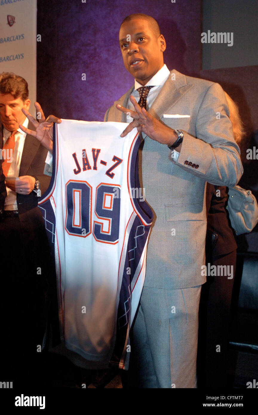 Jay - Z, il cui vero nome è Shawn Carter, Presidente e CEO di Def Jam registrazioni, fondatore e CEO di Rocawear e proprietario di parte della NJ Nets contiene fino a NJ Nets basketball jersey con il suo nome sul retro. Barclays, una società internazionale di servizi finanziari e le reti, della National Basketball Associa Foto Stock