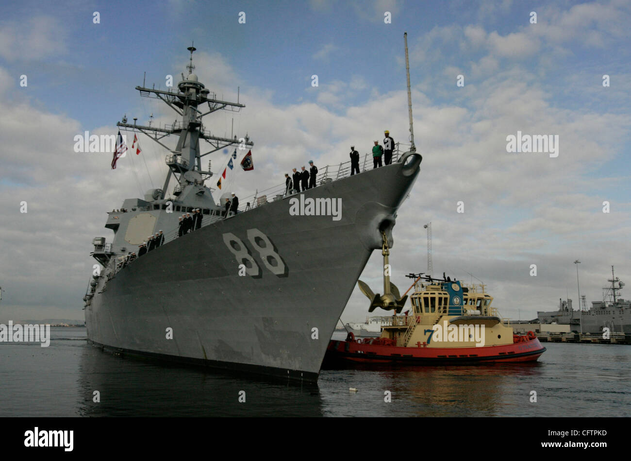Il 20 gennaio 2007, San Diego,-l'USS Preble partì dalla stazione navale di San Diego il sabato, 1/20/2007 come parte del John C Stennis Carrier Strike gruppo. La nave è stato aiutato dal molo presso la stazione navale come membri di equipaggio addetto al binario. Credito: foto da John Gibbins/San Diego Onu Foto Stock