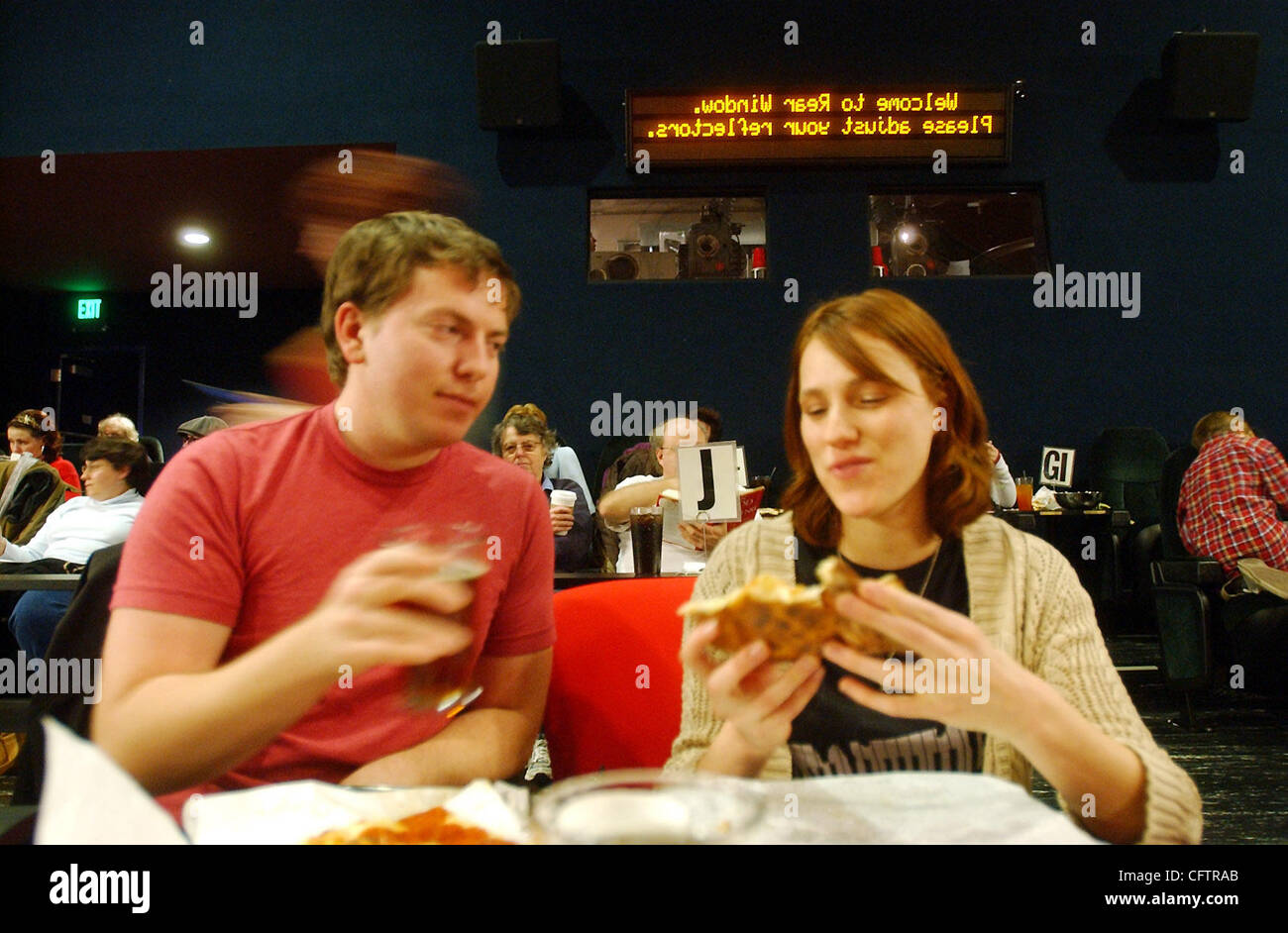 Il Cerrito teatro in El Cerrito, California è un teatro Speakeasy offrendo i frequentatori di film Rob Thompson e Jeanne Applegate ha pizza e birra prima che il filmato, Domenica, 22 gennaio 2007. (Joanna Jhanda/Contra Costa Times) Foto Stock