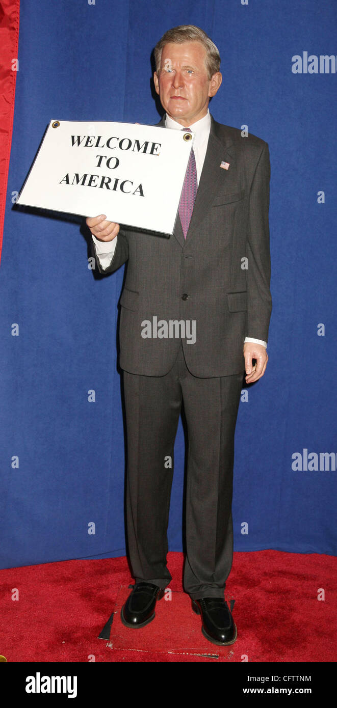 Jan 23, 2007; New York, NY, STATI UNITI D'AMERICA; una vista della cera la figura del Presidente George W Bush tenendo un "Benvenuti in America " segno all'inaugurazione di David Beckham e sua moglie Victoria "POSH' BECKHAM figure di cera tenutosi presso il Museo di Madame Tussauds a Times Square. Credito: Foto di Nancy Kaszerman/ZUMA Pres Foto Stock
