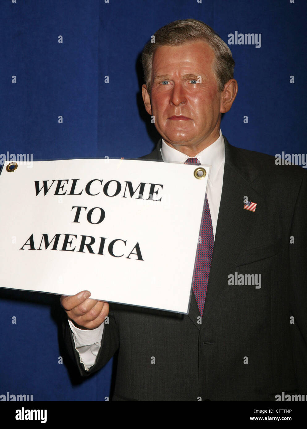 Jan 23, 2007; New York, NY, STATI UNITI D'AMERICA; una vista della cera la figura del Presidente George W Bush tenendo un "Benvenuti in America " segno all'inaugurazione di David Beckham e sua moglie Victoria "POSH' BECKHAM figure di cera tenutosi presso il Museo di Madame Tussauds a Times Square. Credito: Foto di Nancy Kaszerman/ZUMA Pres Foto Stock