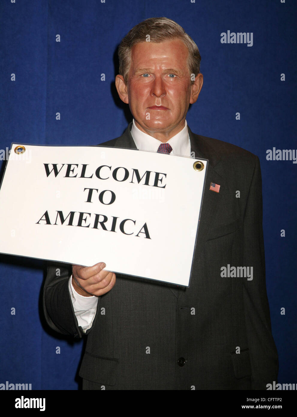 Jan 23, 2007; New York, NY, STATI UNITI D'AMERICA; una vista della cera la figura del Presidente George W Bush tenendo un "Benvenuti in America " segno all'inaugurazione di David Beckham e sua moglie Victoria "POSH' BECKHAM figure di cera tenutosi presso il Museo di Madame Tussauds a Times Square. Credito: Foto di Nancy Kaszerman/ZUMA Pres Foto Stock