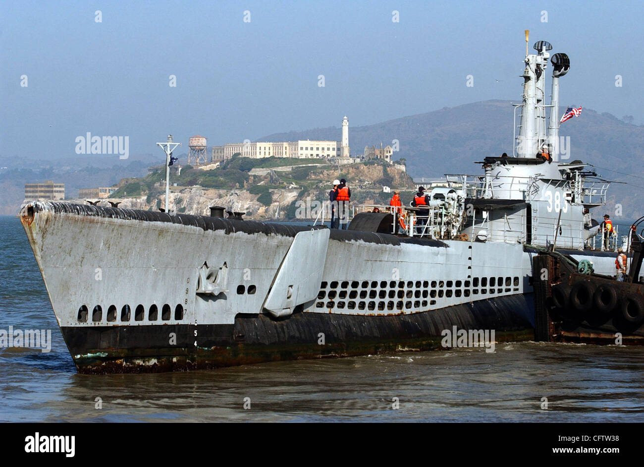 La USS Pampanito, a WW II sottomarino, è mosso da due rimorchiatori da Pier 45 a San Francisco, California, Martedì, 23 gennaio, 2007, a un bacino di carenaggio presso la baia di navi e yacht in Alameda dove sarà ripulito e restituito. (Joanna Jhanda/Contra Costa Times) Foto Stock