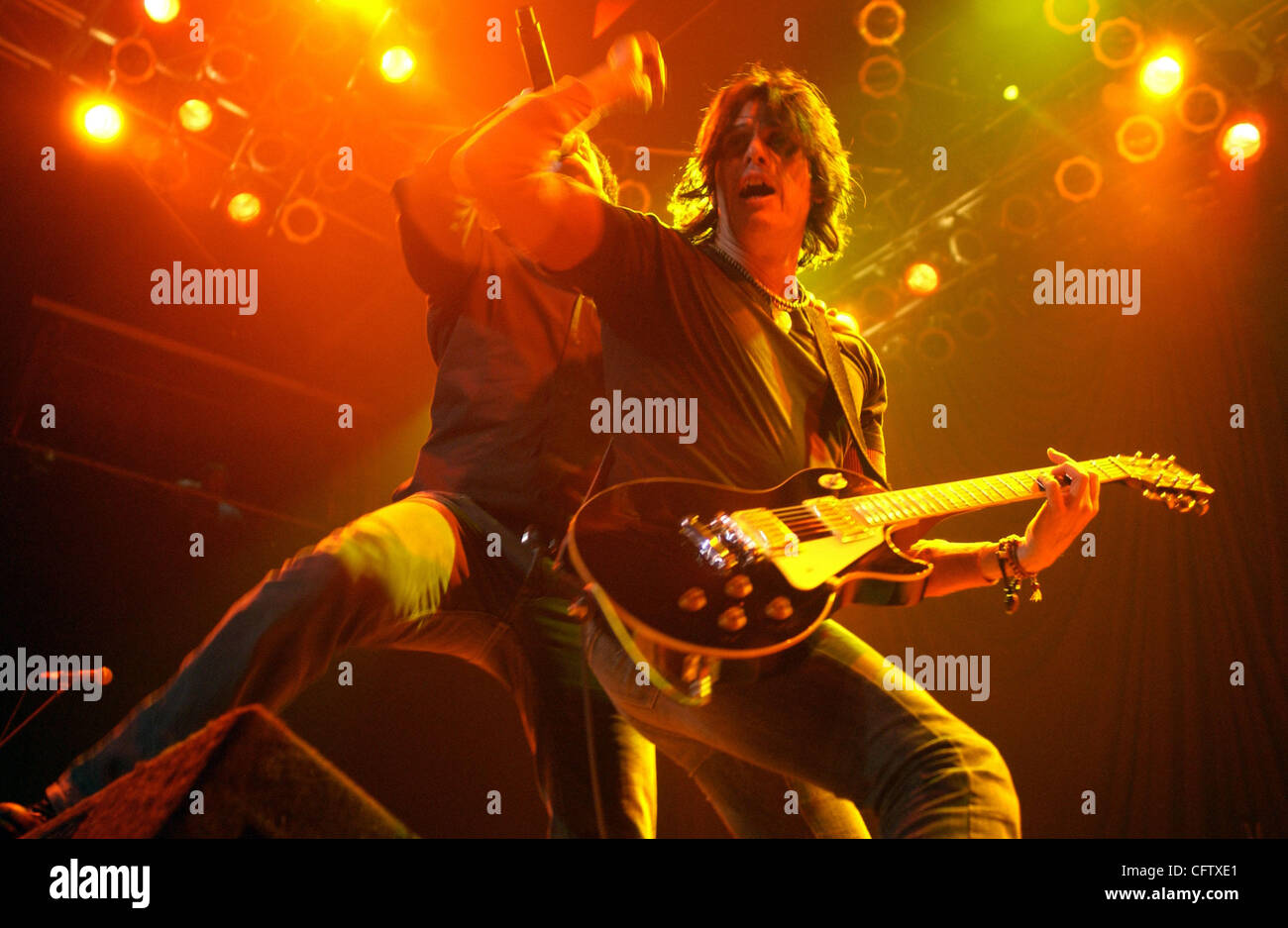 Gen 27, 2007; Myrtle Beach, SC, Stati Uniti d'America; il chitarrista DEAN cetta e cantante RICHARD PATRICK della fascia armata di chiunque si esibisce dal vivo come vi tour 2007 fa tappa a piedi nudi sbarco situato in Myrtle Beach. Credito: Foto di Jason Moore (©) Copyright 2007 da Jason Moore Foto Stock