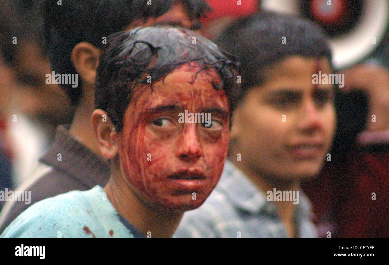 Persone provenienti da comunità sciita utilizzando coltelli mentre prendendo parte a una processione di contrassegnare il settimo giorno di Santa islamica mese di Moharram a Srinagar, capitale estiva dell indiano Kashmir amministrato. Sebbene non vi sia un divieto su grandi processioni dal governo indiano, ma ancora persone riescono a prendere sm Foto Stock