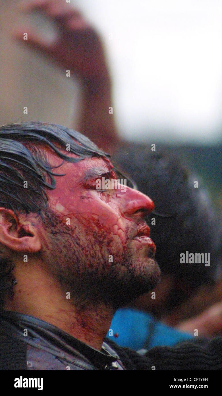 Persone provenienti da comunità sciita utilizzando coltelli mentre prendendo parte a una processione di contrassegnare il settimo giorno di Santa islamica mese di Moharram a Srinagar, capitale estiva dell indiano Kashmir amministrato. Sebbene non vi sia un divieto su grandi processioni dal governo indiano, ma ancora persone riescono a prendere sm Foto Stock