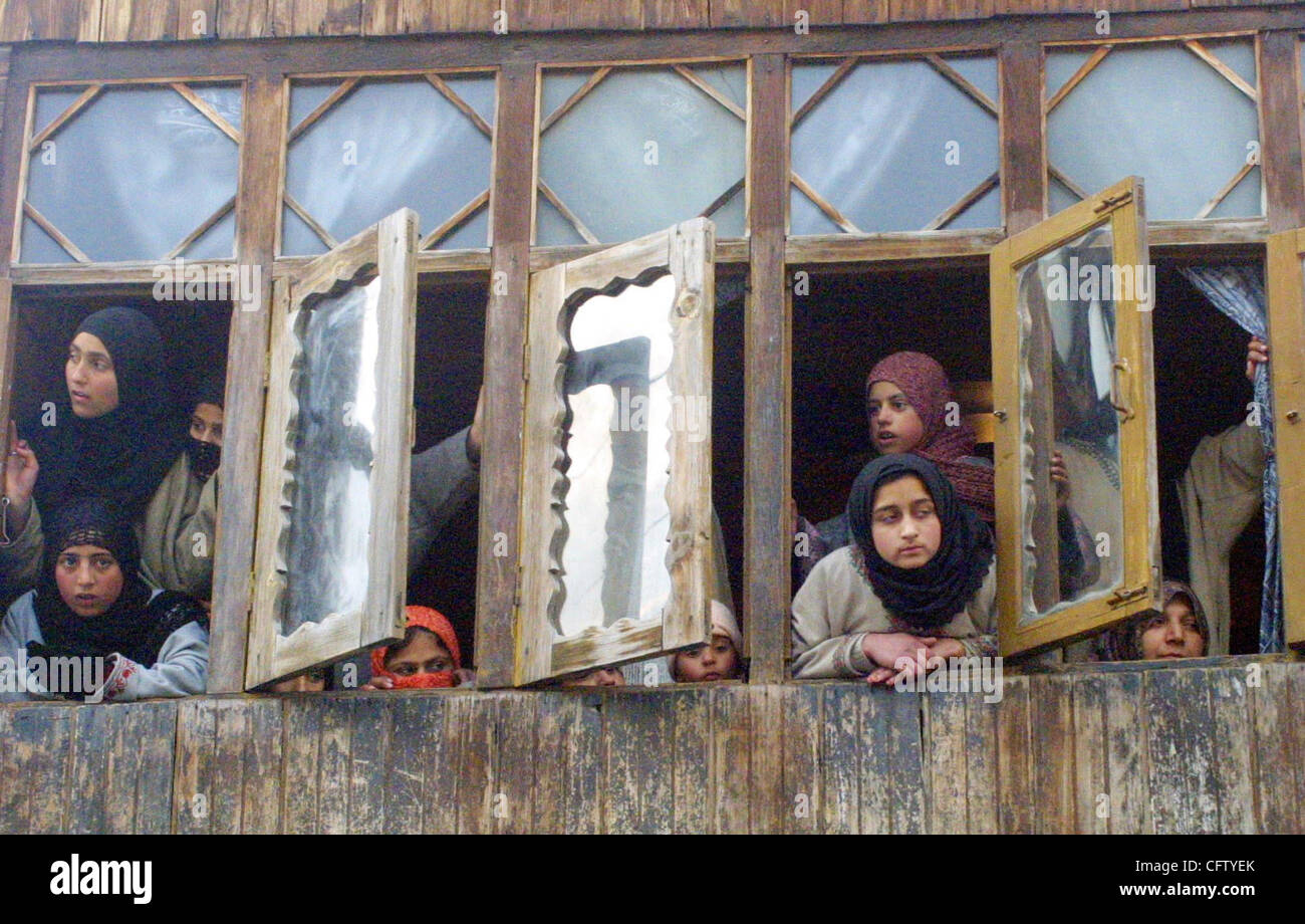 Kashmirie donna guarda la comunità sciita di prendere parte a una processione di contrassegnare il settimo giorno di Santa islamica mese di Moharram a Srinagar, capitale estiva di indiani somministrato Kashmiron Domenica 28/1/2007. Sebbene non vi sia un divieto su grandi processioni dal governo indiano, ma ancora persone riescono a Foto Stock
