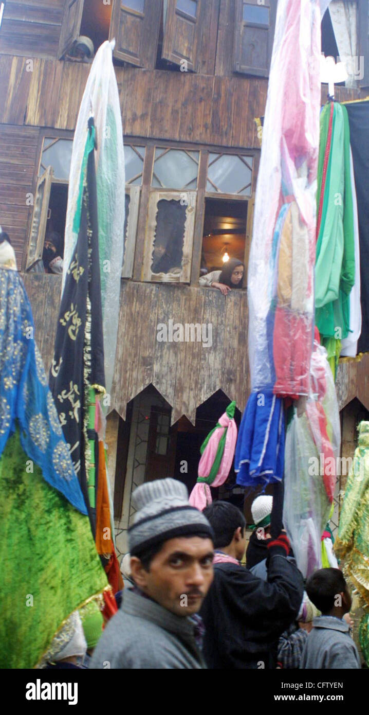Persone provenienti da comunità sciita di prendere parte a una processione di contrassegnare il settimo giorno di Santa islamica mese di Moharram a Srinagar, capitale estiva dell indiano Kashmir amministrato Domenica 28/1/2007. Sebbene non vi sia un divieto su grandi processioni dal governo indiano, ma ancora persone riescono a prendere s Foto Stock