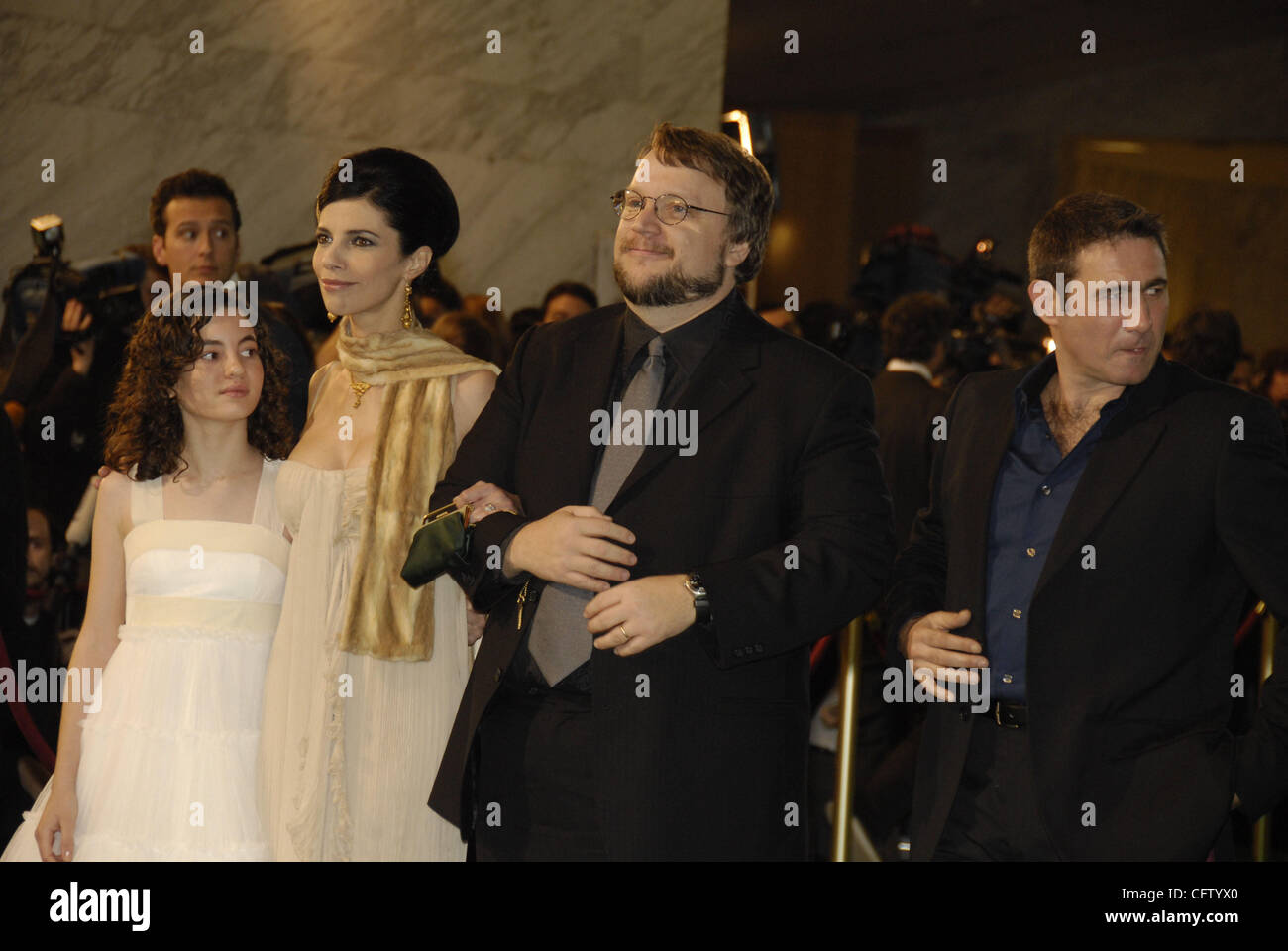 Madrid. Spagna. Palacio de Congresos. Membri del cast di El Laberinto del Fauno "labirinto della vaschetta', Ivana Vaquero, Maribel Verdu, Direttore messicano Guillermo del Toro e attore Sergi Lopez pongono all'arrivo in premi Goya in Madrid, 28 Foto Stock