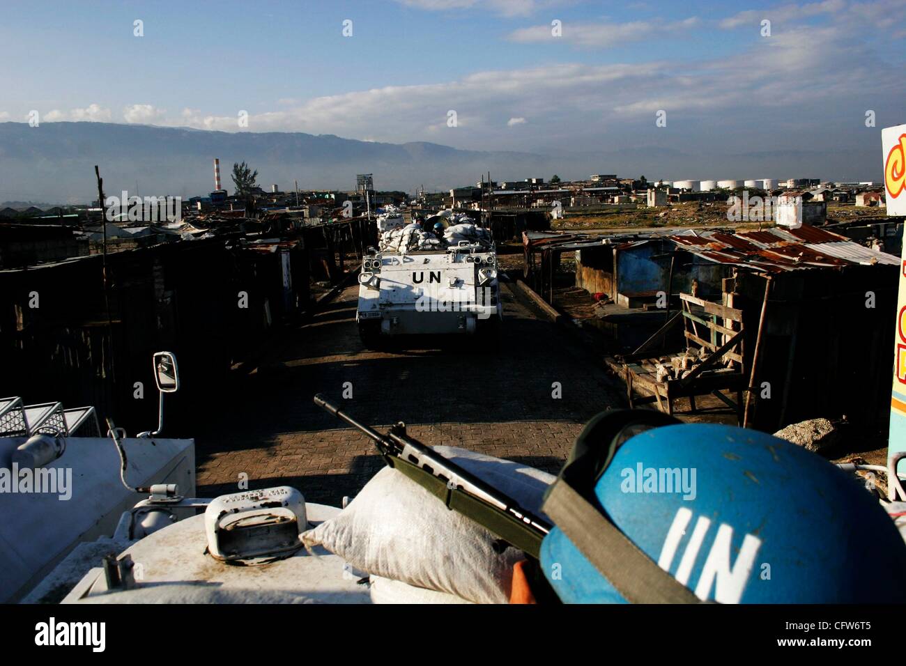 Feb 09, 2007 - Port-au-Prince, Haiti - i soldati delle Nazioni Unite attendere per gli ordini durante un funzionamento in CitÃ© Soleil, l'emisfero occidentale più poveri e pericolose baraccopoli, Port-au-Prince, Haiti, Febbraio 9, 2007. Molti civili sono stati uccisi e feriti durante il funzionamento in cui i soldati delle Nazioni Unite ha preso a t Foto Stock