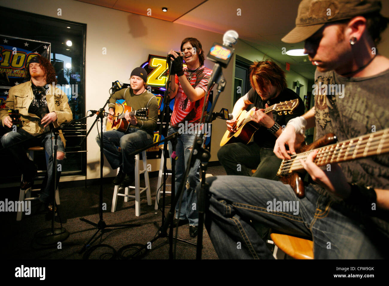 Ostacolare la esecuzione di una speciale live set radio a Z100's ufficio in Jersey City il 13 febbraio 2007 cantante in centro è Austin Winkler Foto Stock