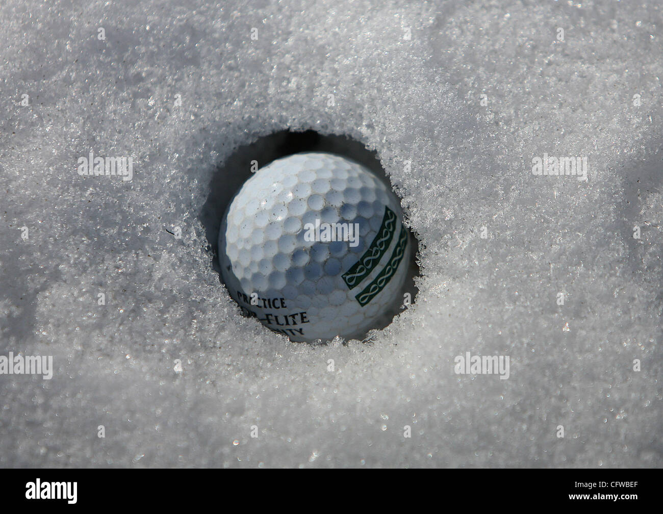 JIM GEHRZ • jgehrz@startribune.com Lake Elmo/Febbraio 17, 2007/12:30 Nonostante frigida, temperature di inverno, gli appassionati di golf sono in grado di mettere in pratica le loro oscillazioni al paese aria Golf Park di Lake Elmo. Gli amanti del golf sono protetti dagli elementi da una riscaldata, capanna in legno che si apre ad una gamma di guida. Gol Foto Stock