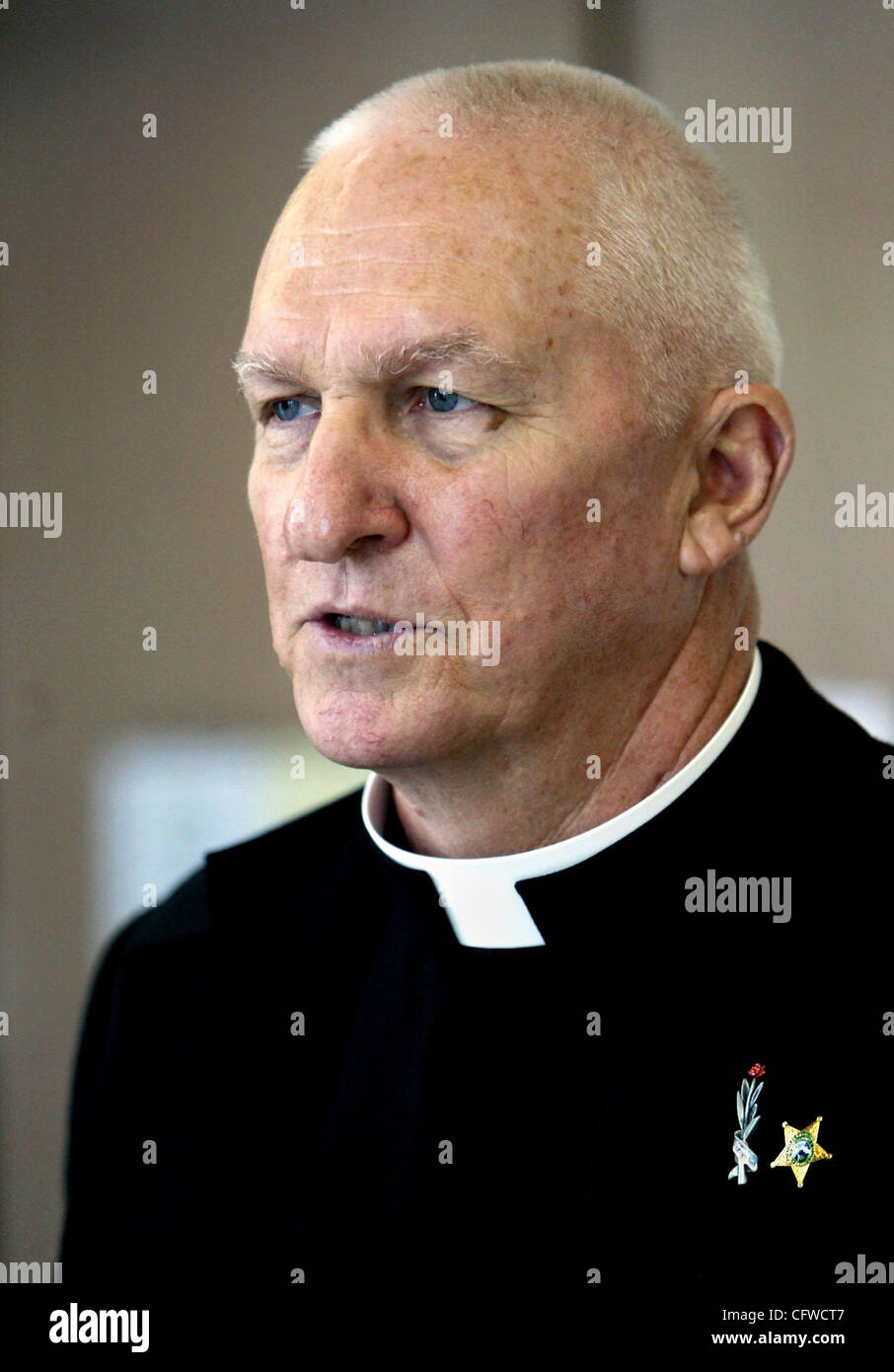 022707 incontrato Keith Burns Foto di acque Lannis/ Palm Beach post 0034414un [con la storia di Susan Spencer Wendell] --- WEST PALM BEACH --- ex Palm Beach County Sheriff ed Bieluch (CQ), ora ordinati come un sacerdote anglicano , al di fuori di Palm Beach County Court martedì, dove egli ha guardato la stella Foto Stock