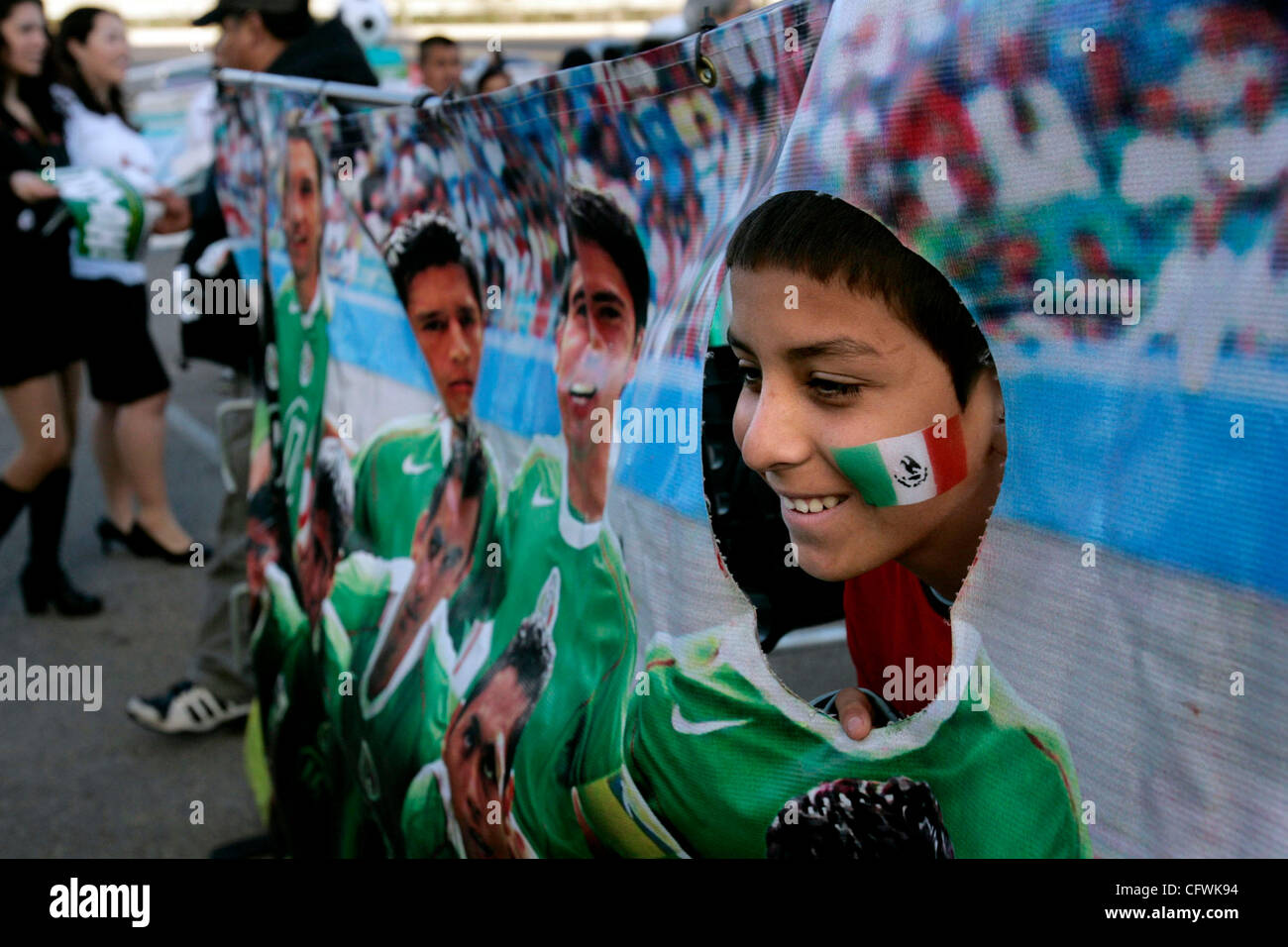 Febbraio 28, 2007, San Diego, California, USA. DANIEL MARTINEZ, 9, pposes ad avere la sua foto scattata in un murale messicano soccer team martedì sera a 'Futbol Fiesta' in Qualcomm parcheggio prima della partita di calcio tra il Messico e il Venezuela. I fan hanno partecipato al mini soccer ga Foto Stock