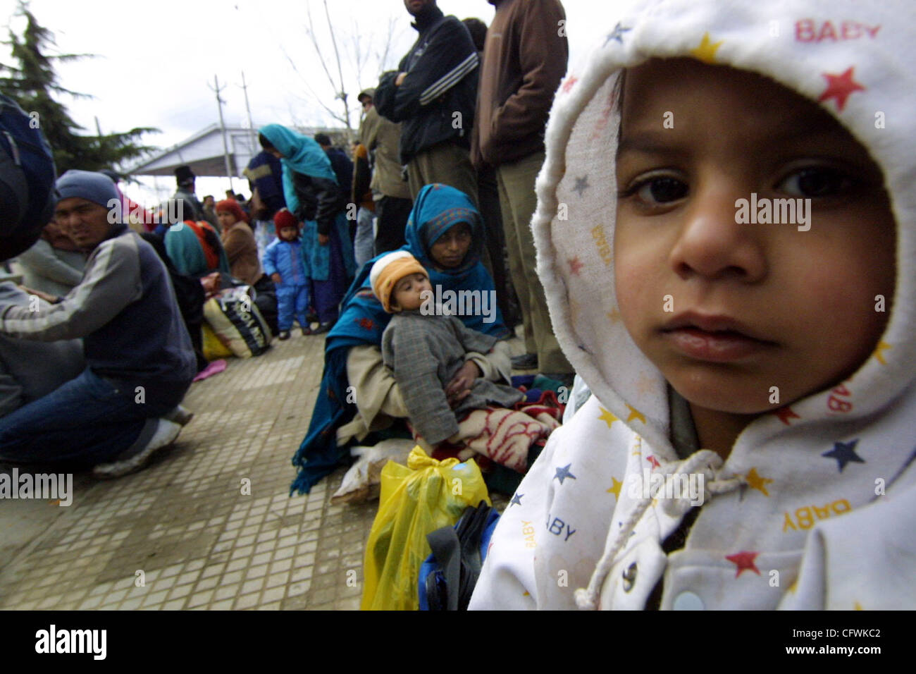 Filamento attendono i passeggeri il trasporto a Srinagar, aeroporto di andare da Srinagar a jammu a Srinagar, India, mercoledì 28 febbraio, 2007. Oltre mille i camion che trasportano merci essenziali e altre merci sono stati bloccati sulla JAMMU-SRINAGAR National Highway per più di una settimana a causa di mercoledì Foto Stock