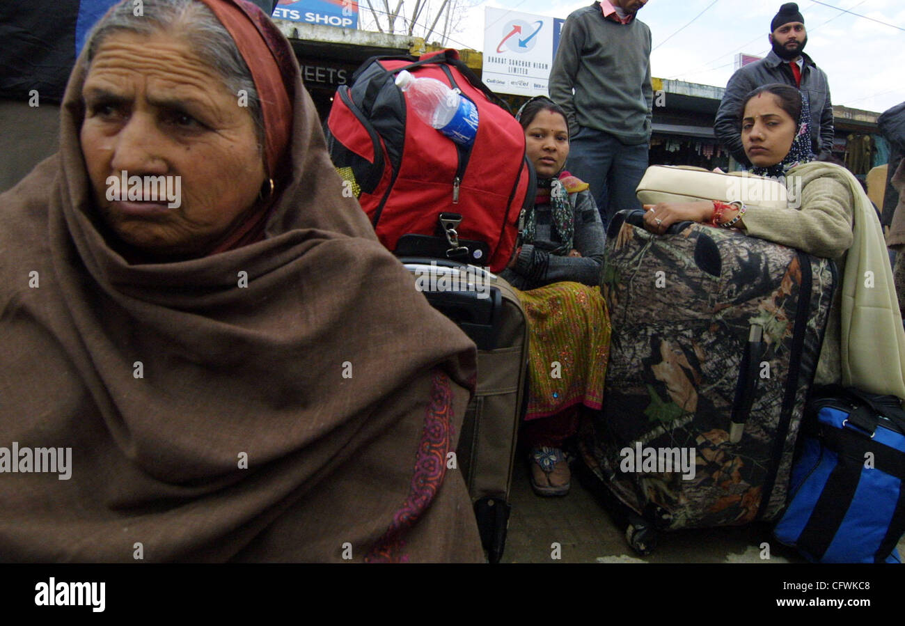 Filamento attendono i passeggeri il trasporto a Srinagar, aeroporto di andare da Srinagar a jammu a Srinagar, India, mercoledì 28 febbraio, 2007. Oltre mille i camion che trasportano merci essenziali e altre merci sono stati bloccati sulla JAMMU-SRINAGAR National Highway per più di una settimana a causa di mercoledì Foto Stock