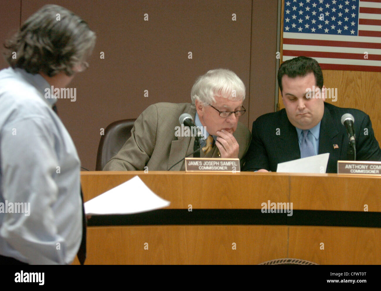 Giuseppe LaRocca (L), della scheda di elezioni guarda come Commissari James Joseph Sampel (C) e il comasco Antonio guardare oltre i documenti come la New York City Board di elezioni incontra nei loro uffici a 42 Broadway a certificare la elezione del dottor Mathieu Eugene, eletto al New York City Council's Dis Foto Stock