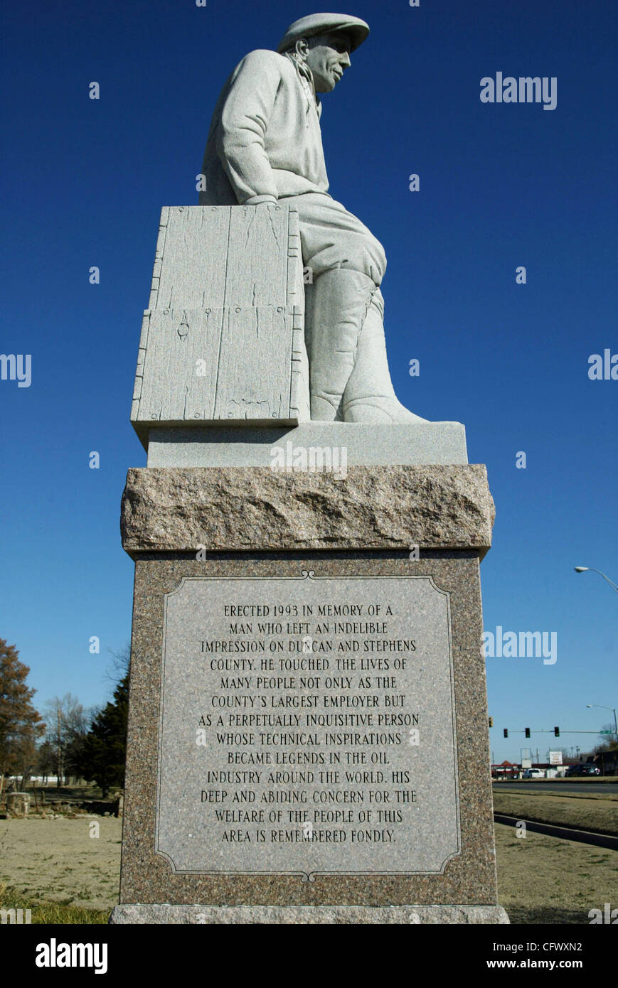 Marzo 04, 2007 - Duncan, Oklahoma, Stati Uniti d'America - una statua in onore oilman ERLE P. HALLIBURTON sorge in Duncan Memorial Park su U.S Highway 81, una parte di Chisholm Trail. (Credito Immagine: (c) Robert Hughes/ZUMA Press) Foto Stock