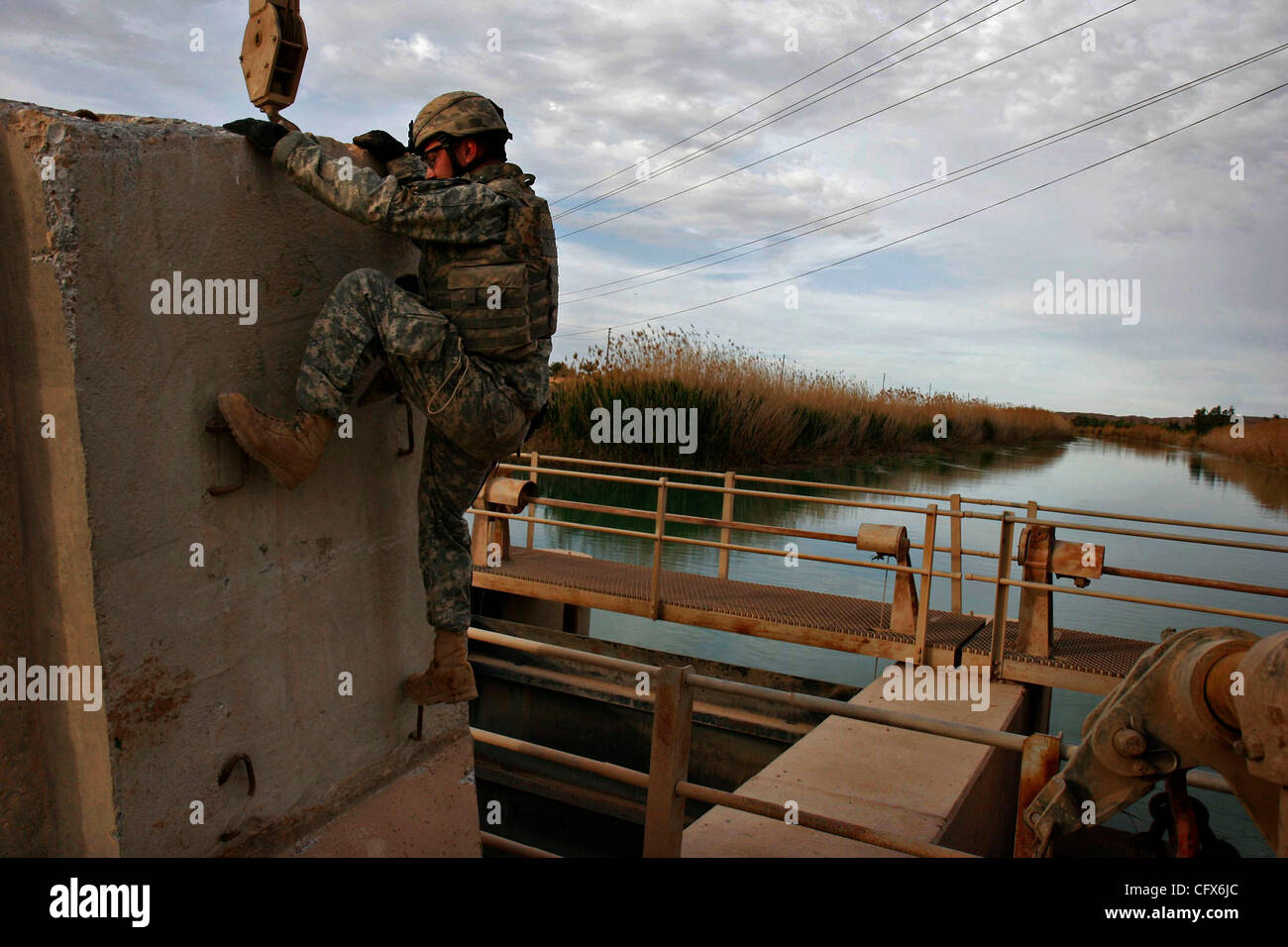 Mar 26, 2007 - Shakarah, Diyala, IRAQ - Spc. MICHAEL BERRY si arrampica su una parete di BLAST su un ponte a cinque ponti nel Diyala provincia dell'Iraq, lunedì 26 marzo, 2007. Prima divisione di cavalleria soldati da Ft. Il cofano si blocca il ponte che collega al fertile 'Cestino del pane' dove legato ad al-Qaida ho Foto Stock