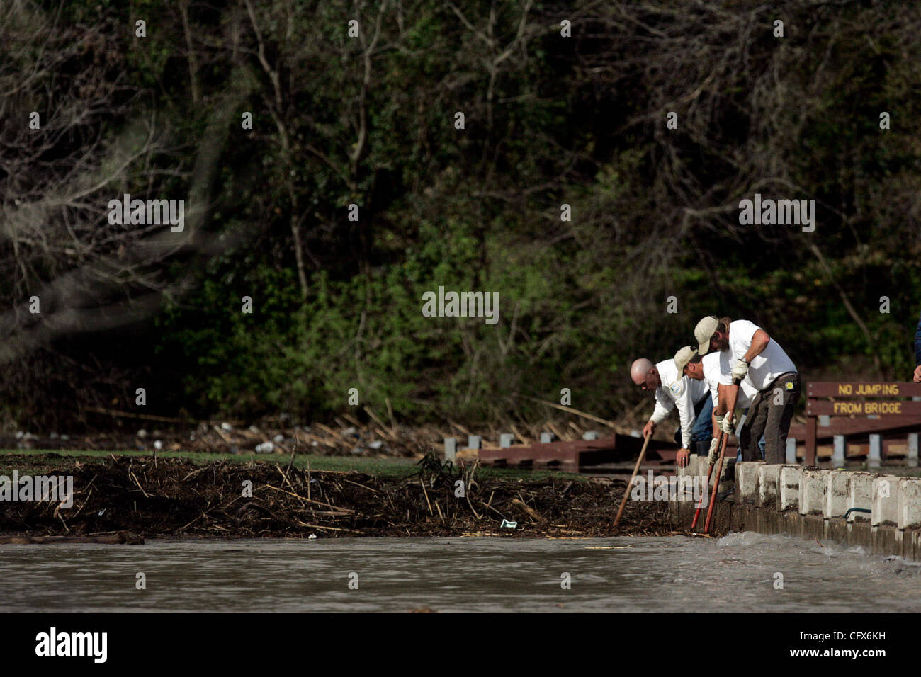 Mar 26, 2007 - Kerville, TX, Stati Uniti d'America - Lavoratori provare a rimuovere i detriti incastrati sul piede di un ponte sul fiume Guadalupe dopo le forti piogge hanno causato inondazioni in Kerrville Lunedì, 26 marzo 2007. (Credito Immagine: © Lisa Krantz/San Antonio Express-News/ZUMA Premere) Restrizioni: noi diritti tabloid fuori! SAN ANTONIO Foto Stock