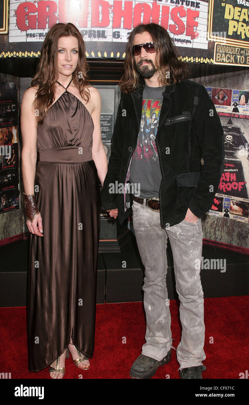 Mar 26, 2007; Los Angeles, California, Stati Uniti d'America; musicista ROB ZOMBIE e moglie SHERI MOON presso la "Grindhouse' Los Angeles Premiere svoltasi presso il Teatro Orpheum downtown Los Angeles credito obbligatorio: Foto di Paul Fenton/ZUMA premere. (©) Copyright 2007 by Paolo Fenton Foto Stock