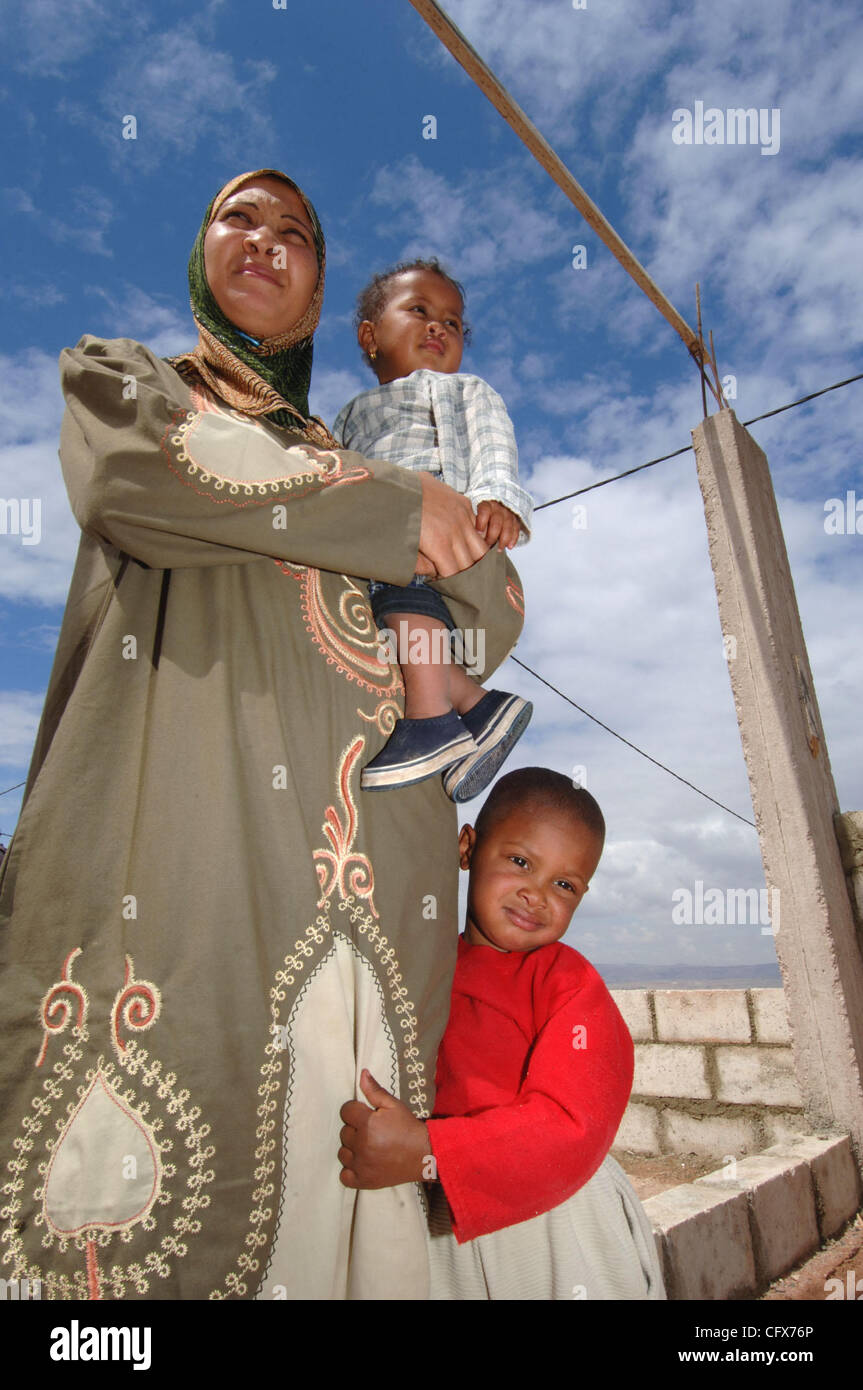 Marzo 27, 2007, Ghor come Safi, Giordania - Una madre stand con i suoi due bambini presso il sito della loro futura casa, essendo costruita da un internazionale agenzia umanitaria che lavora in villaggi impoverito nei pressi del Mar Morto in Giordania. (Credit: David Snyder/ZUMA Press) Foto Stock