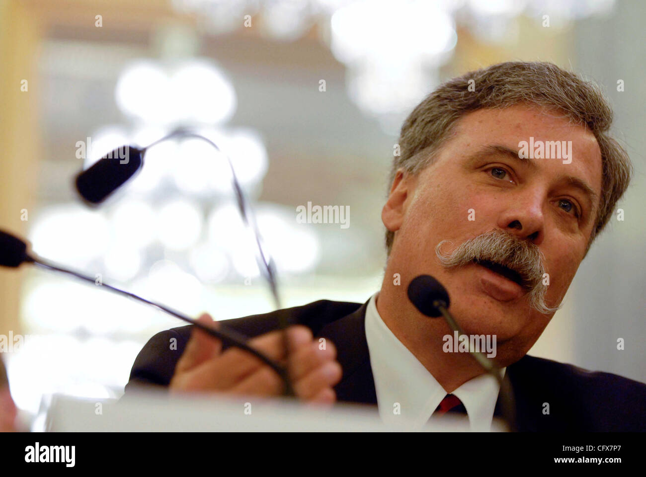 Mar 27, 2007 - Washington, DC, Stati Uniti d'America - Chase CAREY, CEO di DIRECTV testimonia davanti al Senato del commercio, scienza & Trasporti Comitato circa la sua società di recente trattativa con Major League Baseball per essere di esclusiva emittente dei loro giochi. (Credito Immagine: © Mark Murrmann/ZUMA Press) Foto Stock