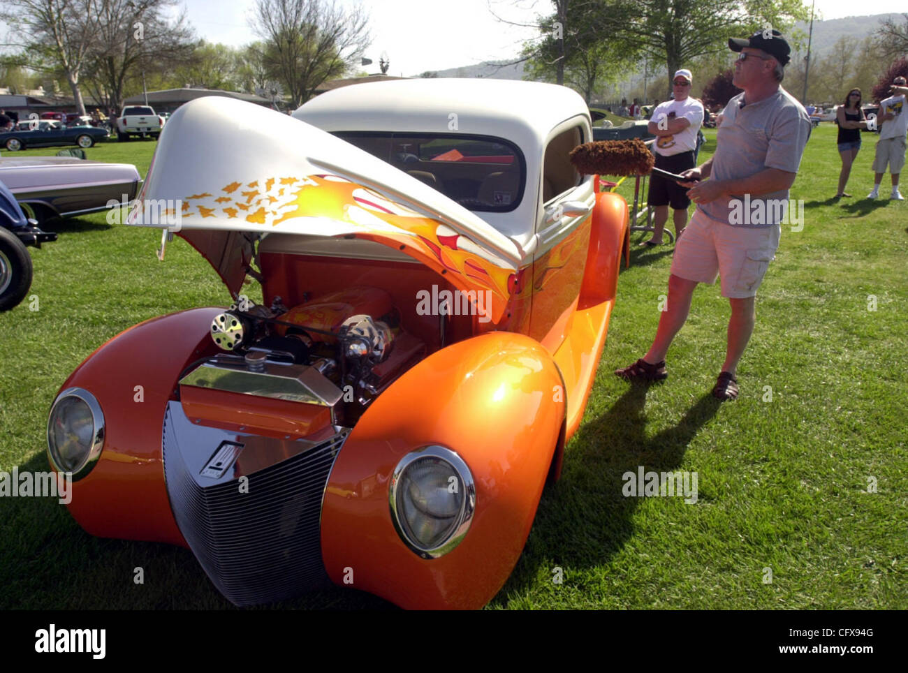 Mike Jones di Selma pulisce la sua custom 1941 Ford Truck che è realizzato da due carrelli e ha una RAM 350 motore Jet durante il Goodguy's Car Show e Swap su sabato 24 marzo, 2007 a Pleasanton, California Migliaia di appassionati di auto è venuto fuori a guardare al classico e auto personalizzata e al negozio per le più recenti c Foto Stock