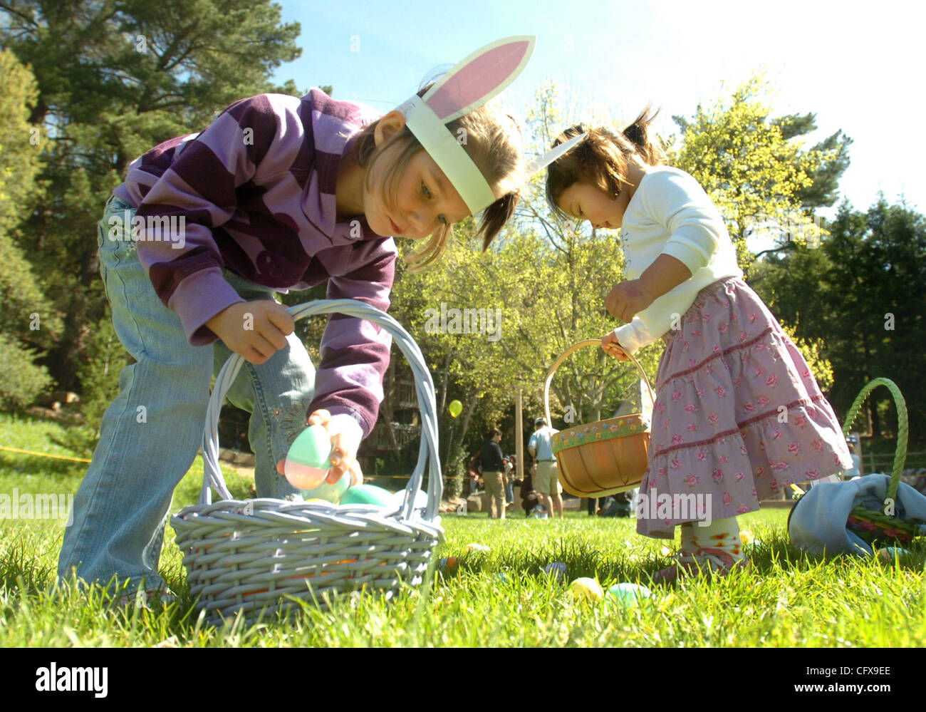 Molly Midthun 4, (sinistra) di Moraga, California, e Olivia Harris 2, (destra) di Orinda, California, preleva le uova durante la primavera Orinda ricerca delle uova presso il Centro Comunitario Park in Orinda, California, giovedì, 29 marzo 2007. Circa 120 bambini hanno partecipato alla ricerca delle uova che sono anche presenti un Foto Stock