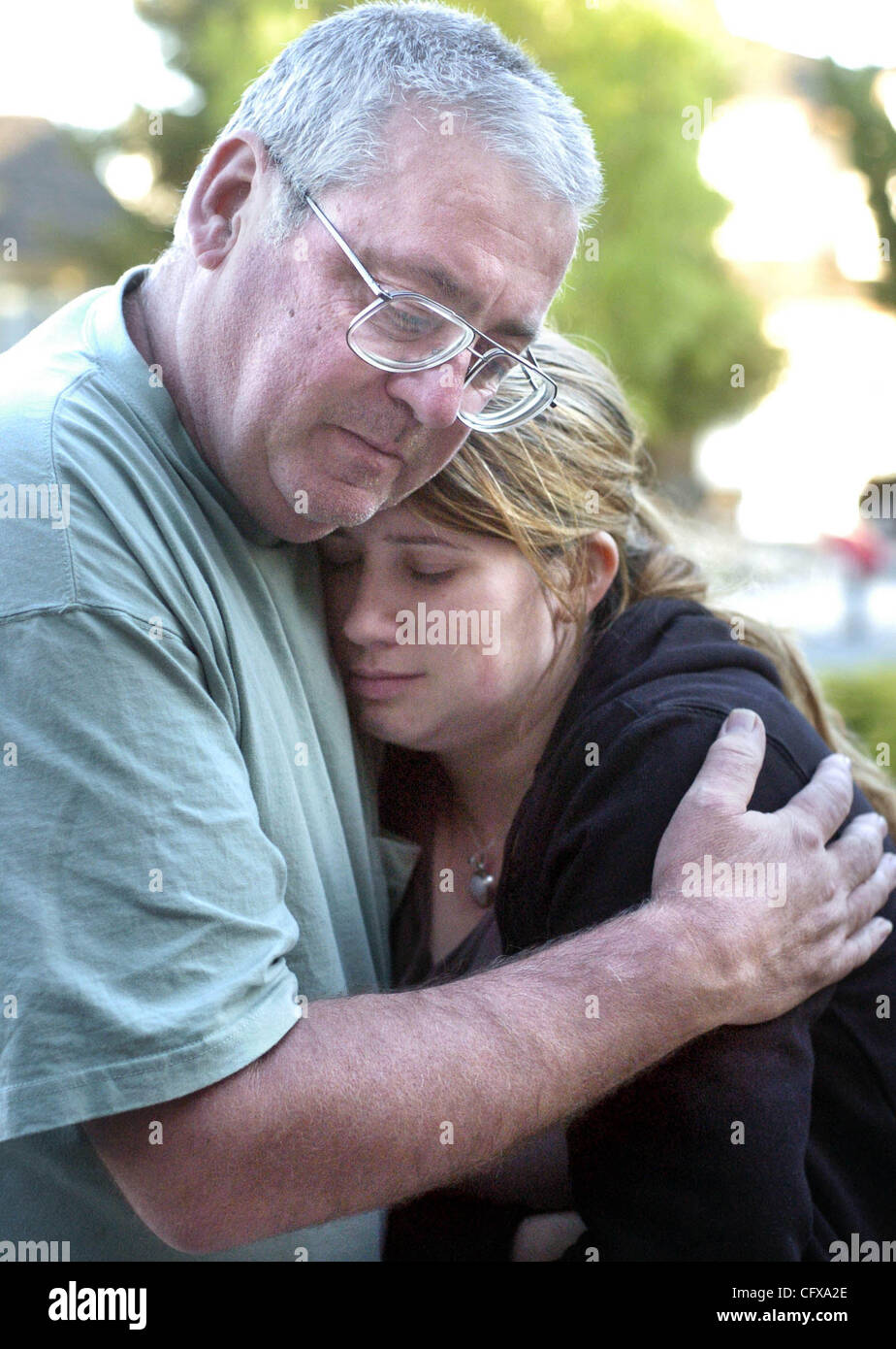 Regina Sorisio ottiene un abbraccio da suo padre, Tony Sorisio, mentre il lutto per la morte di suo marito, Kent Boone, nella sua casa di Antiochia, California domenica 1 aprile 2007. Boone è morto in un incidente sulla Highway 12 Inizio del sabato mattina. Il driver di altre auto attraversato il solido doppia linea gialla Foto Stock