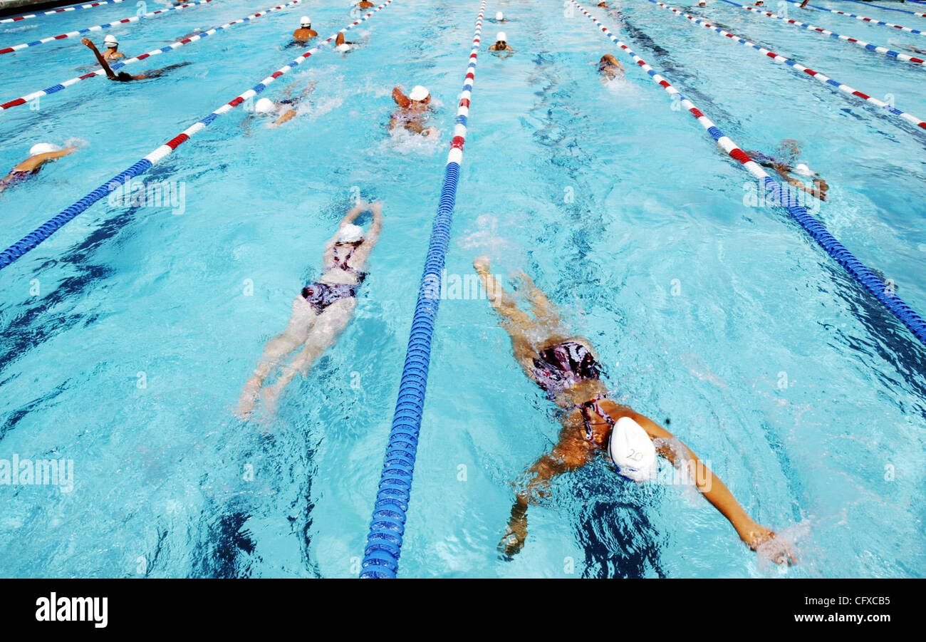 I membri dell'American High School Junior Gamma nella squadra di nuoto Swim giri durante la scuola del 'swim contro la malaria" swim-a-thon, in Fremont, California, giovedì 5 aprile 2007. (Eun Chu/Fremont Argus) Foto Stock