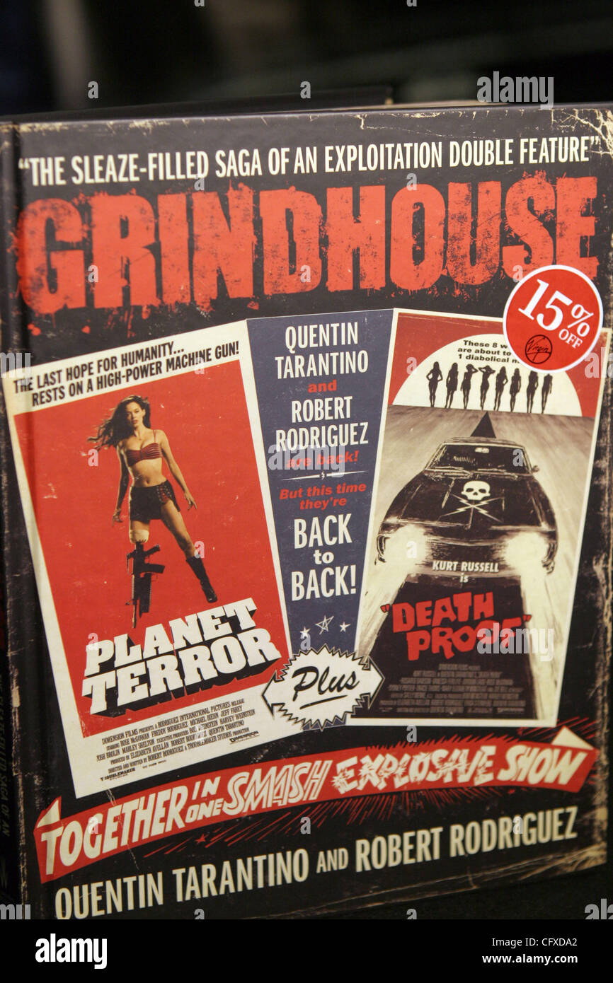 Apr 10, 2007 - Hollywood, CA, Stati Uniti d'America - Il "Grindhouse" Double Feature box set al Virgin Megastore nel corso di un aspetto del famoso direttore Quentin Tarantino per il rilascio del 'Death Prova" Colonna Sonora. (Credito Immagine: © Marianna giorno Massey/ZUMA Press) Foto Stock