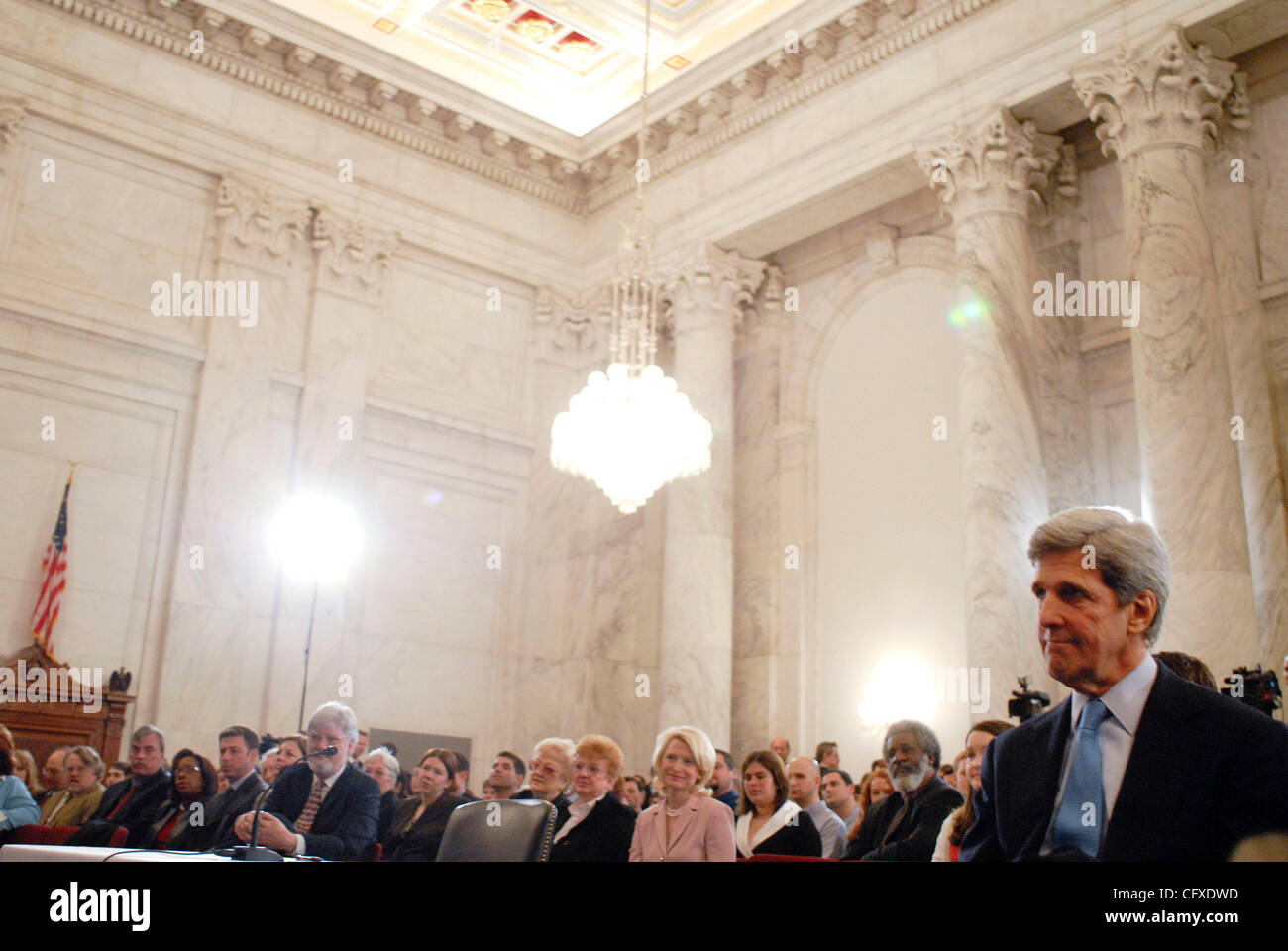 Apr 10, 2007 - Washington, DC, Stati Uniti d'America - Il senatore John Kerry (D-MA) attende per discutere le questioni del cambiamento climatico, compresa la portata del problema e come risolverlo, con l'ex presidente della Camera Newt Gingrich a un forum nel senato di Russell edificio, detenute da New York University. (Credito Immagine: © Mark M Foto Stock