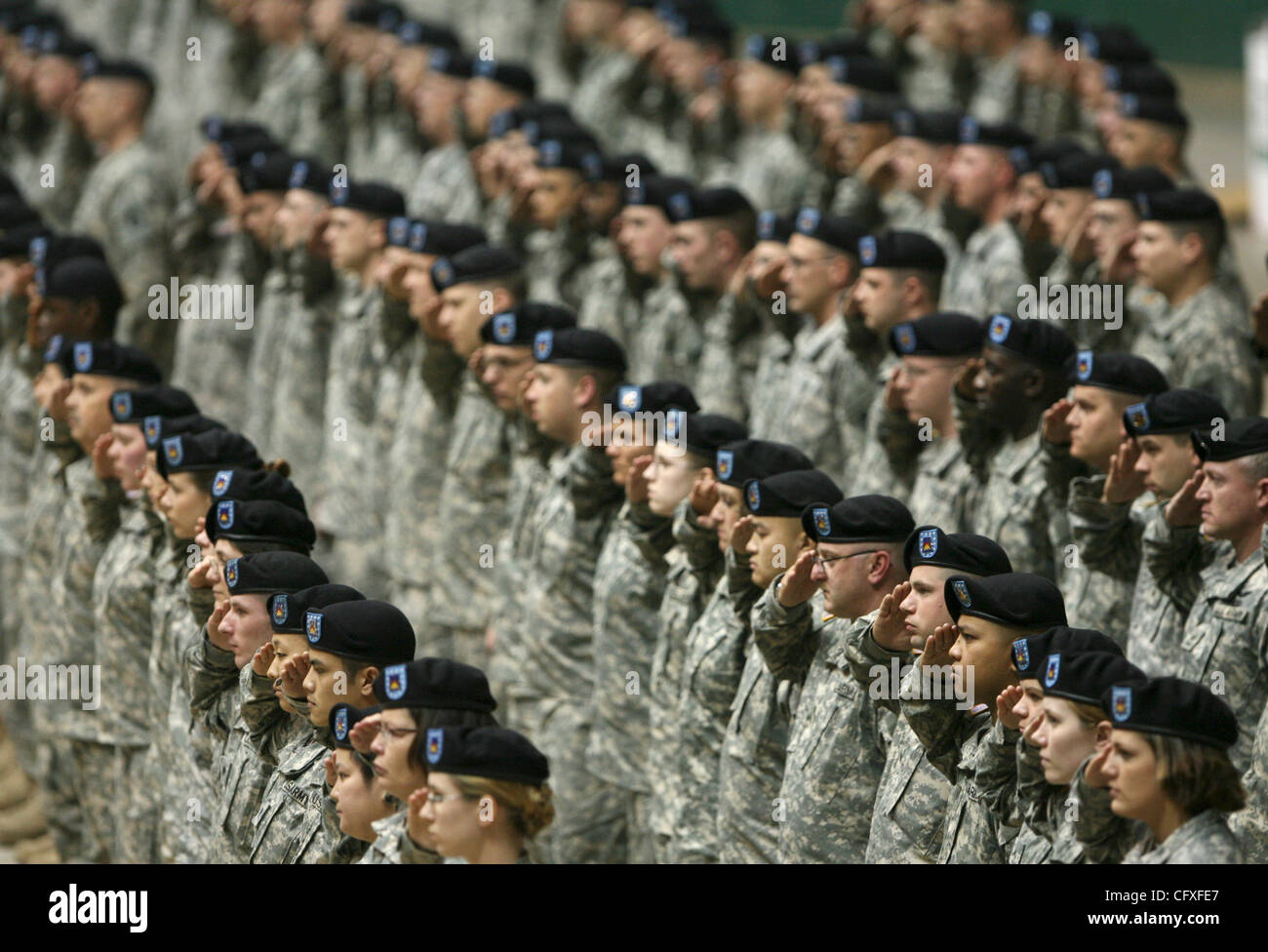 Apr 10, 2007 - St. Paul, MN, Stati Uniti d'America - Membri della 147th elicottero d'assalto battaglione salutato come inno nazionale è stato riprodotto all'inizio della cerimonia di distribuzione martedì pomeriggio nel Colosseo. Una distribuzione cerimonia si è svolta martedì pomeriggio per quasi 300 membri di un san Paolo-basato Mi Foto Stock