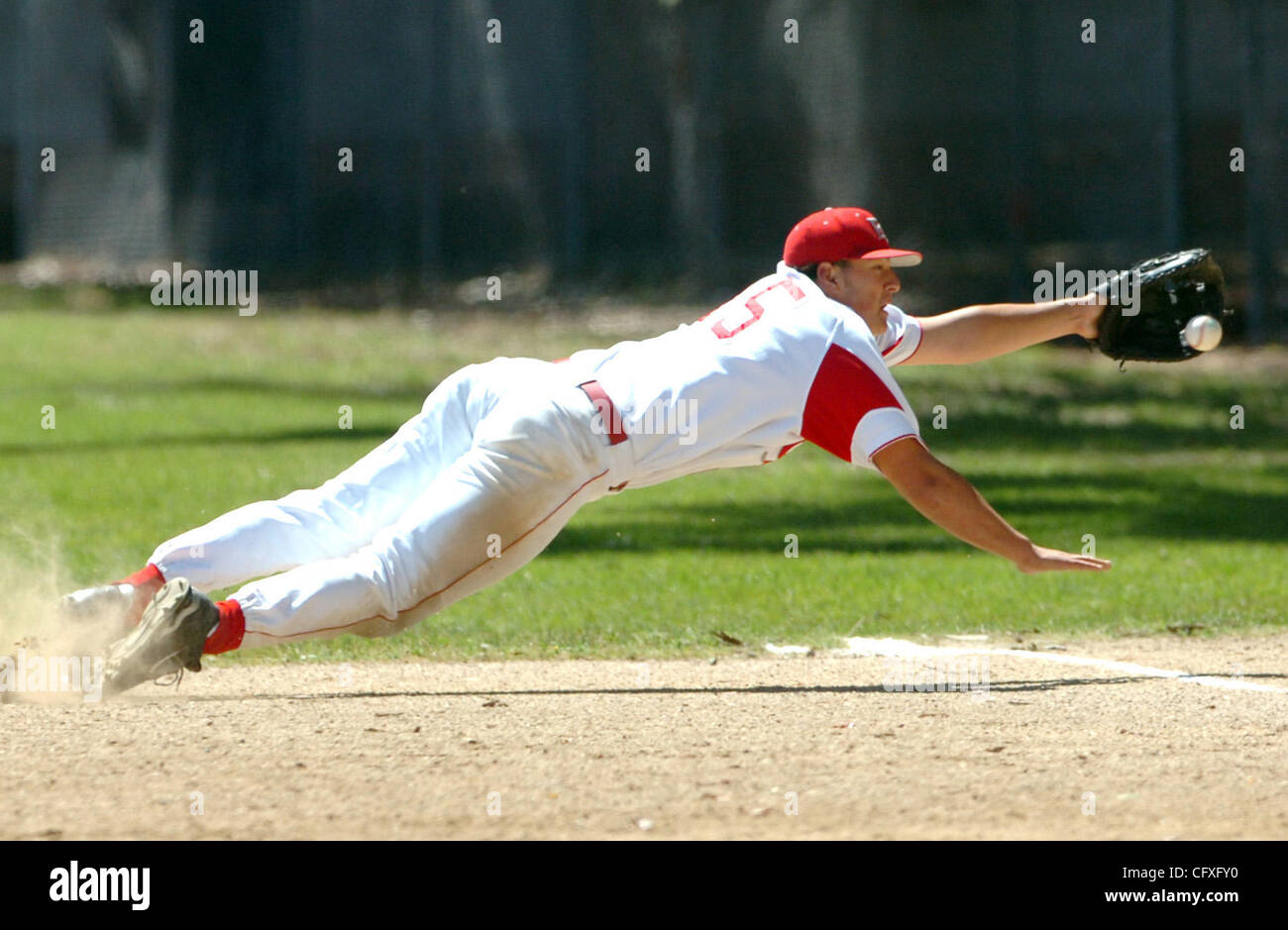 El Camino atleta Devin Kelly rende la cattura nei pressi di base 1a durante il torneo Pasquale azione contro la Cattedrale del Sacro Cuore Giovedì, 12 aprile 2007, nella parte sud di San Francsico, California(Ron Lewis/San Mateo County Times) Foto Stock