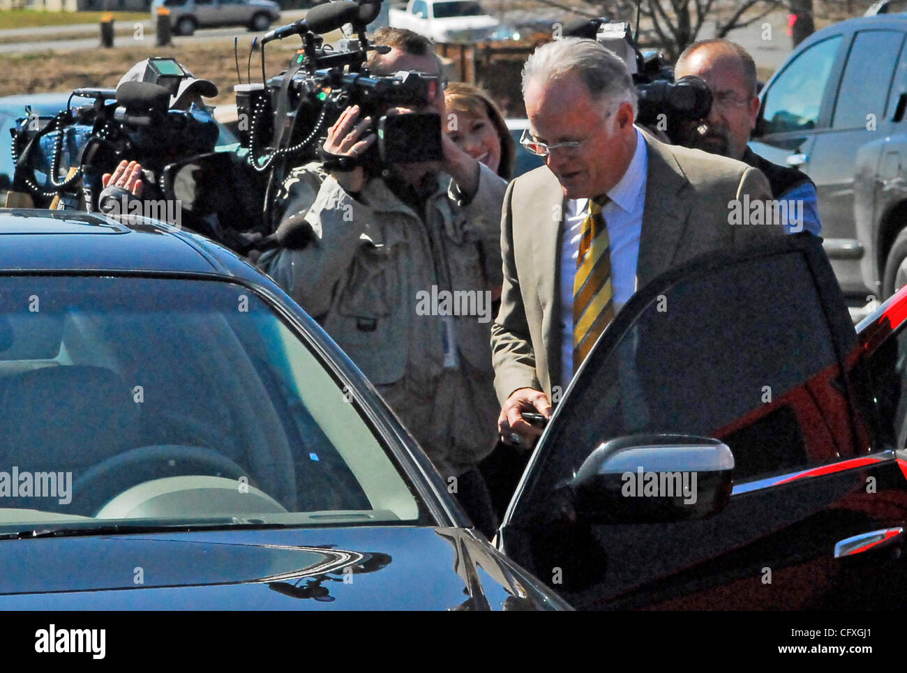 Stillwater, Mn. Venerdì 4/13/2007.In questo quadro Earl Grey chi rappresenta Nicole Beecroft lascia Washington County quartiere corte circondato dai media (credito Immagine: © Minneapolis Star Tribune/ZUMA Press) Foto Stock