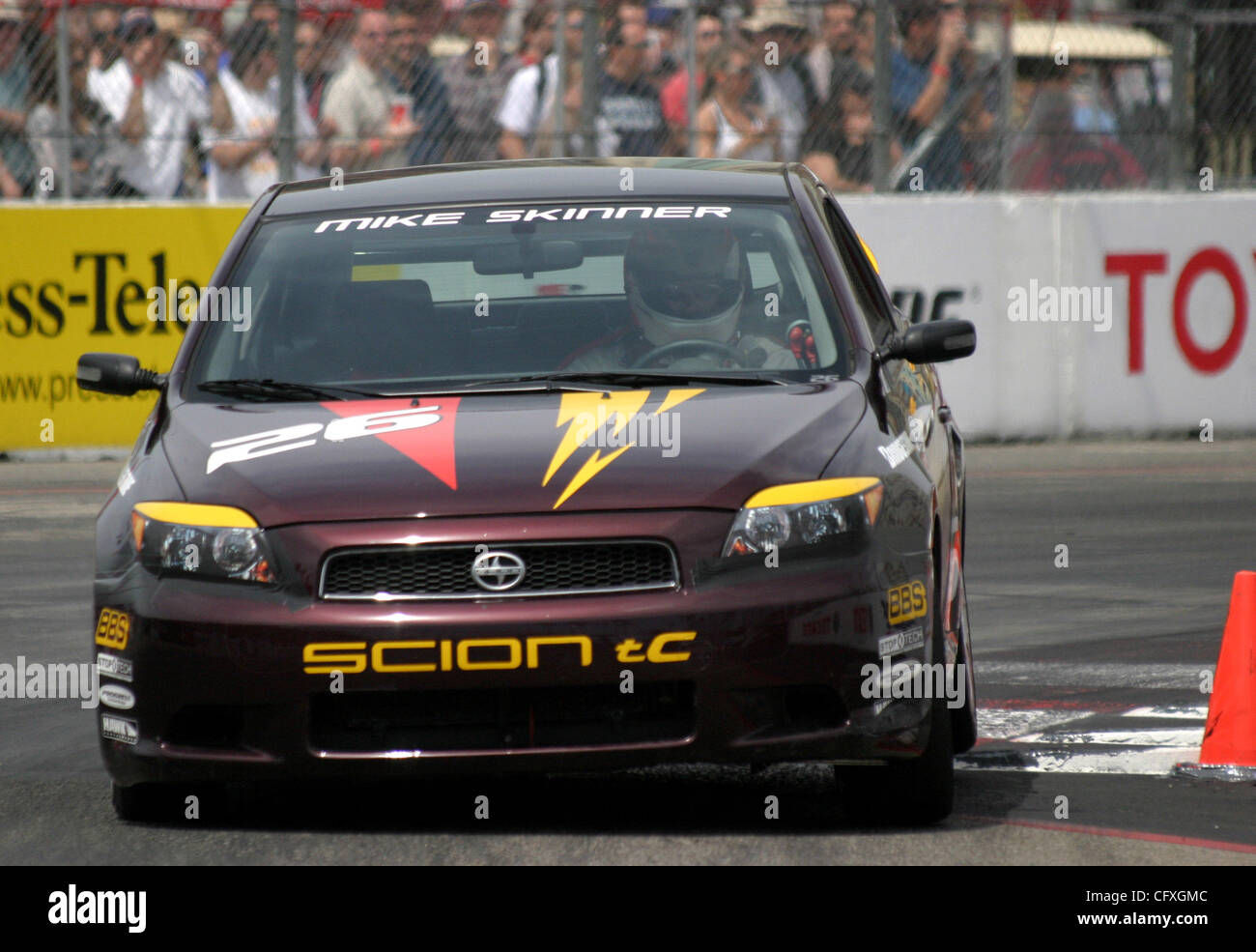 Apr 14, 2007; Long Beach, California, Stati Uniti d'America; Pro Division vincitore Mike Skinner rigidi presso il 2007 Toyota Pro/Gara di celebrità. La gara si terrà a Long Beach e si solleva oltre $100.000 per 'Racing per bambini quali vantaggi i bambini degli ospedali nel sud della California. Credito: foto di Jonathan Foto Stock