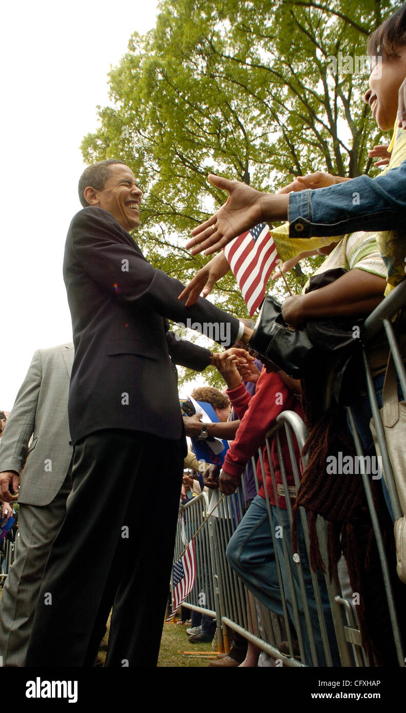 Illinois Senatore democratico Barack Obama detiene una campagna presidenziale rally sul campus della Georgia Tech di Atlanta, Georgia, sabato 14 aprile, 2007. Obama il primo rally in Georgia ha attirato 20.000 sostenitori secondo il Fire Marshall. Foto Stock