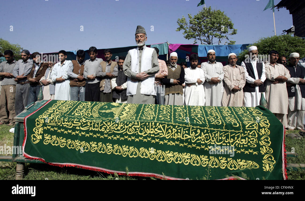 Apr 15, 2007 - Srinagar Kashmir, INDIA - I MUSULMANI offrire preghiere funebri di Manzoor Ahmad in Pampore che è stato ucciso da un pistolero unidentifed in estate captal. (Credito Immagine: © Altaf Zargar/ZUMA Press) Foto Stock