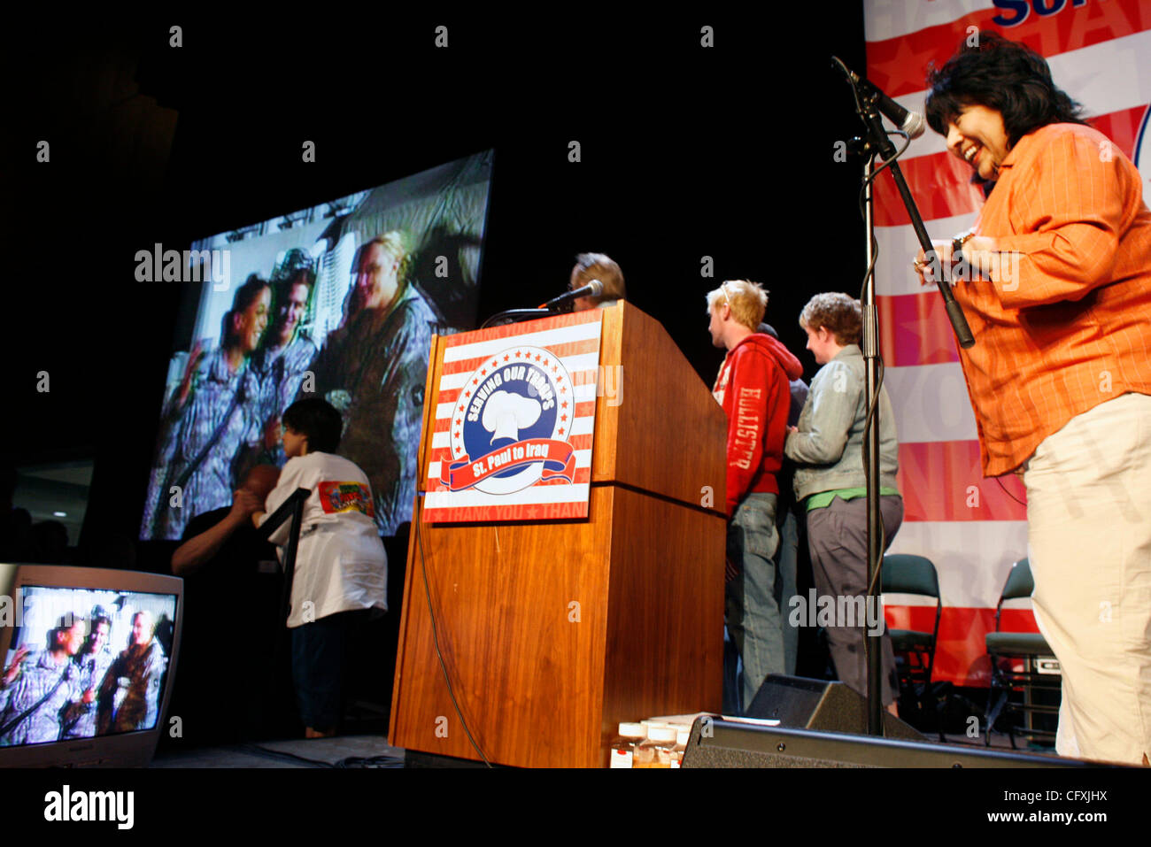 San Paolo, MN;15/4/07;da sinistra a destra: a Roy Wilkins Auditorium, Vickie Edwin era tickled rosa a parlare alla figlia, Sgt. Traci Edwin, estrema sinistra sullo schermo. Essi parlano al telefono ogni due settimane la posta elettronica e ogni altro giorno. Lavora fuori del Camp sommatore, Iraq ed è programmato per tornare a luglio...GENER Foto Stock