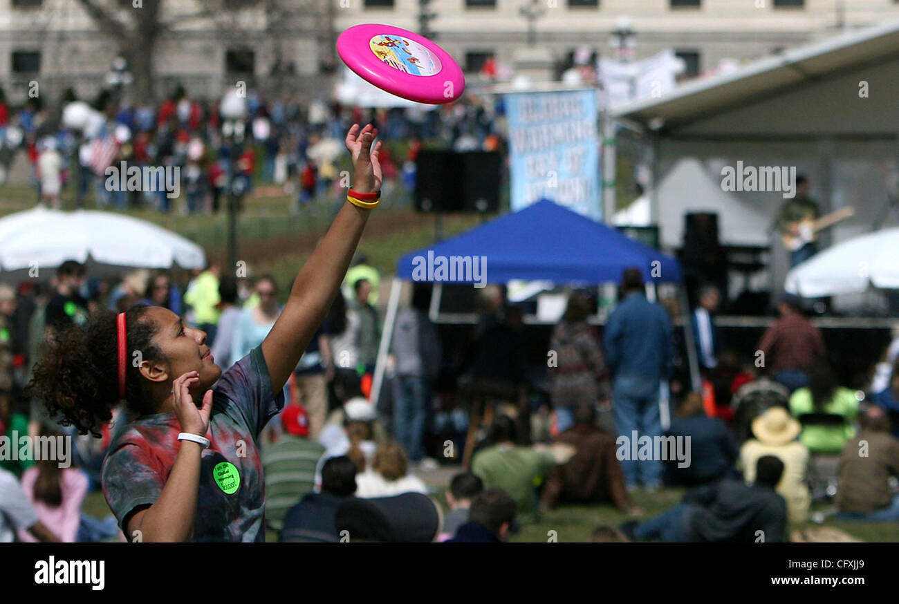 San Paolo, MN - Aprile 14, 2007 - Katie Robinson di Minneapolis gioca di Frisbee in giro con gli amici mentre frequentano il riscaldamento globale giorno di azione attività presso lo State Capitol Mall sabato. (Credito Immagine: © Minneapolis Star Tribune/ZUMA Press) Foto Stock