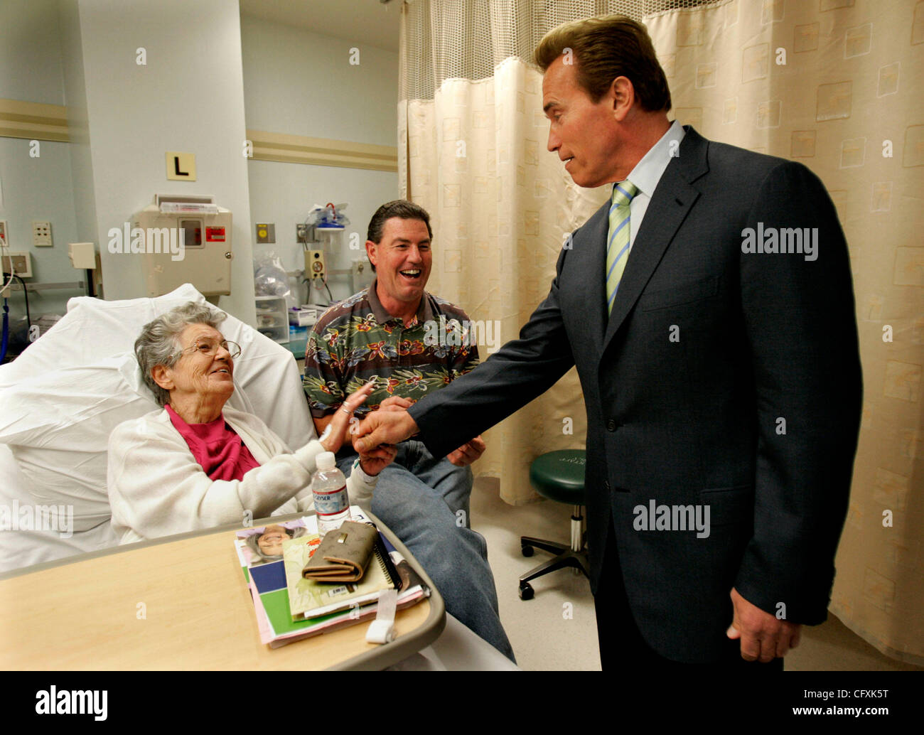 Aprile 17, 2007 San Diego, CA governatore Arnold Schwarzenegger, destra, saluta il paziente EVELYN LEPRE di San Diego, a sinistra e a suo figlio, come egli tours la stanza di emergenza presso lo Scripps misericordia Ospedale San Diego il martedì pomeriggio per promuovere il suo piano di estendere la copertura assicurativa per l'assicurato. mandante Foto Stock